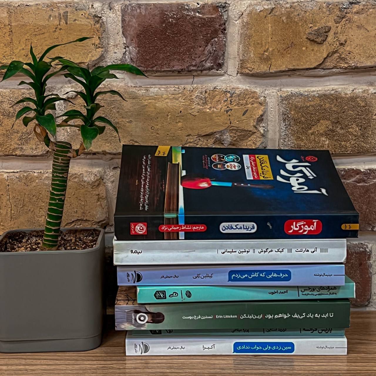 در تمام صفحات کتابی که برایت فرستادم بوسه کار گذاشتم...مطمئن بودم برای بوسیدن کاغذ نو پیشانی ات را جلو می آوری...