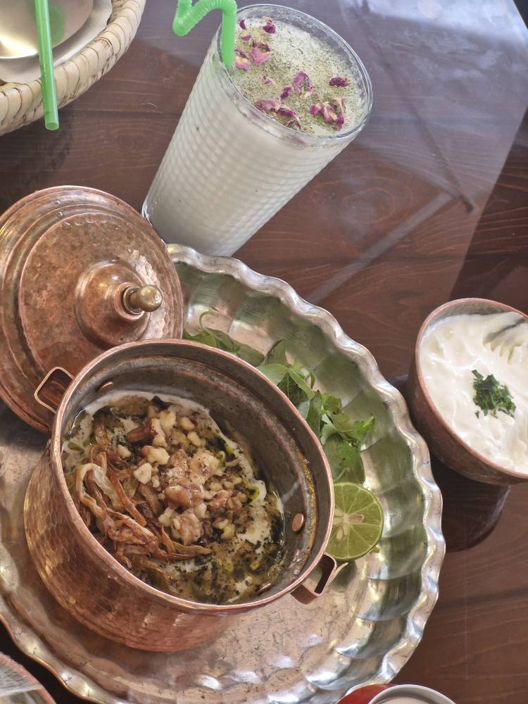 کشک و بادمجون که از خود اقامتگاه سفارش دادیم