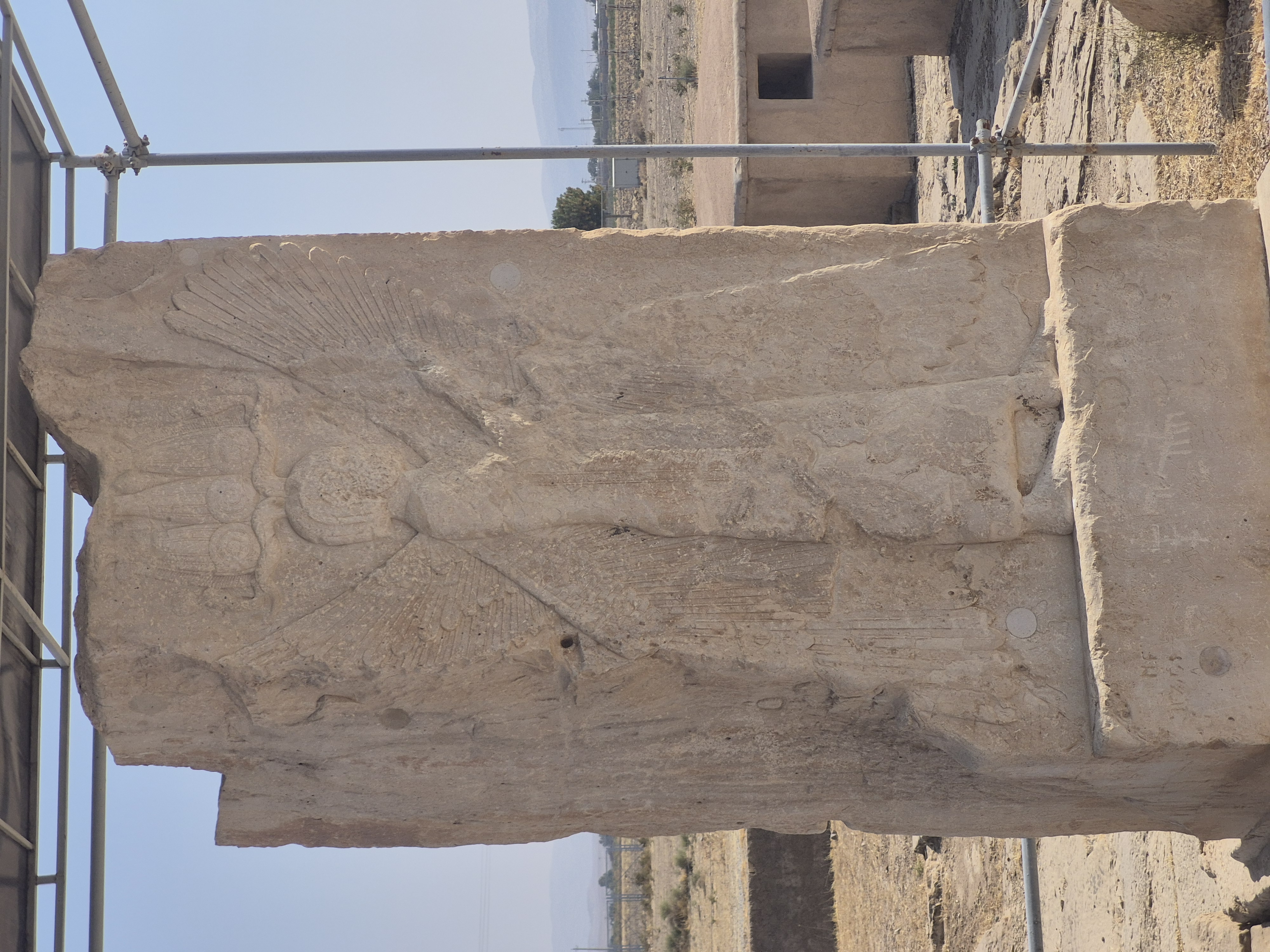 سنگ نگاه انسان بالدار