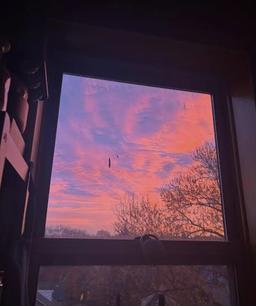 جهان به اندازه ای بزرگ است که نبود تو هیچ تغییری ایجاد نمی کند.