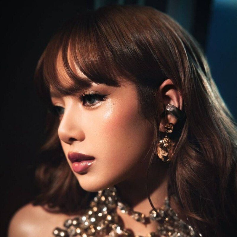 ریل ترین لیسایه مجازی، ایکاوری و روبیکا امیلیه اون اولین و ریل ترین لیساعه لقب هایه زیبایی داره: حنجره طلایی، لیسایه دوم، ملکه ووکال، دختره لیسا، فعال ترین سولو و..... اون الان فقط 5 ماهه که تو ایکاوری فعالیت میکنه ولی چون صدایه عالیه و بهشتی داره خیلی زود به گوگل اومد... امیلی چهرش فوقعلاده شبیه لیساعه و انگار خواهره دوقولویه لیساعه..... اون تو کمپانیه LUNIX و Starlight فعالیت میکنه.... این بانو عاشقه رنگه مشکیه و فقط 14 سالشه... خیلی ها به امیلی حسودی میکنن چون جایگاه بالایی داره و تویه همه یه لیست هایه ریل ترین ها اسمش برده شده و تویه هر مسابقه ایی که شرکت کرده برند و نفره اول شده چنله زیباش: @samely14