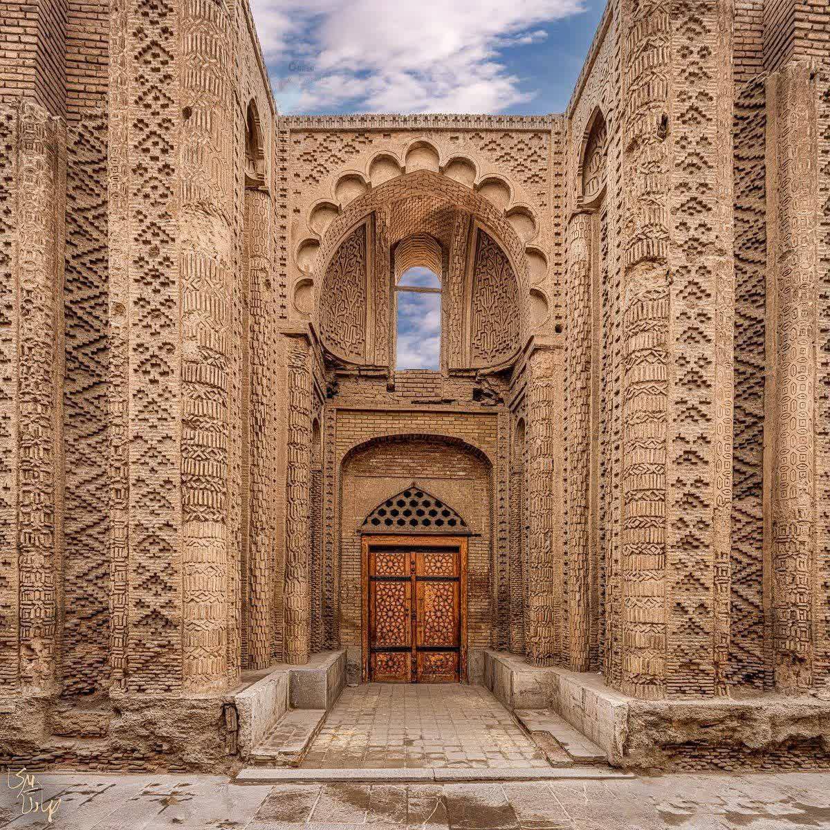 این را همینجوری توی گالریام پیدا کردم. نمیدانم چرا سیوش کردم ولی میگذارم اینجا که بلا استفاده نماند.