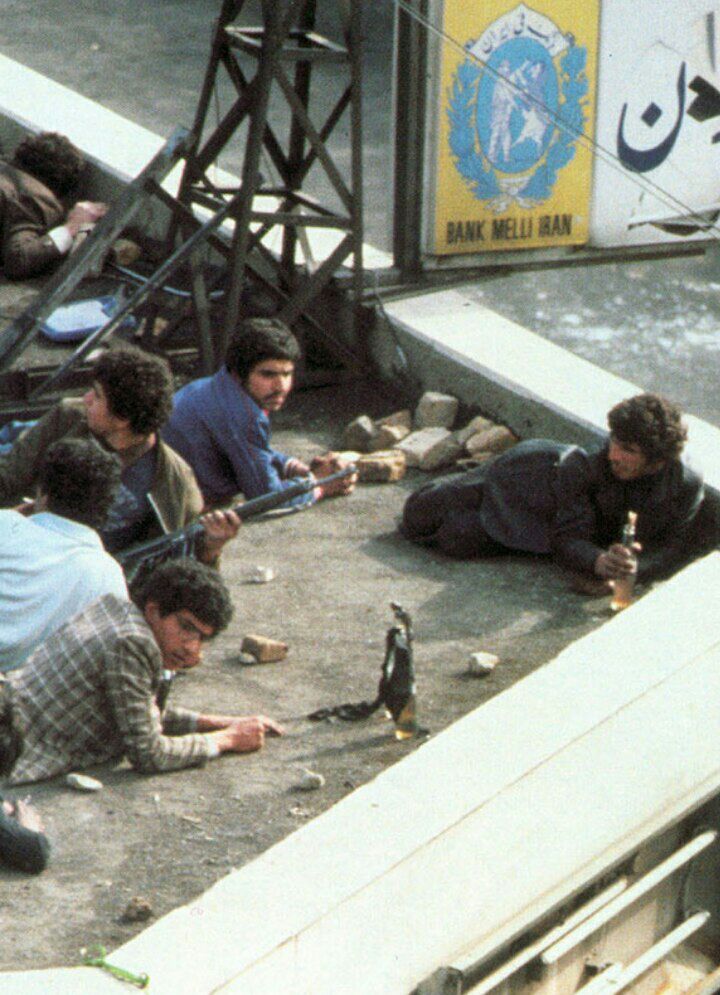 تفنگ و کوکتل مولوتوف در انقلاب ۵۷