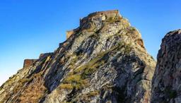 قلعه‌های ایران: تحلیل علمی و تفاوت با تپه‌های باستانی