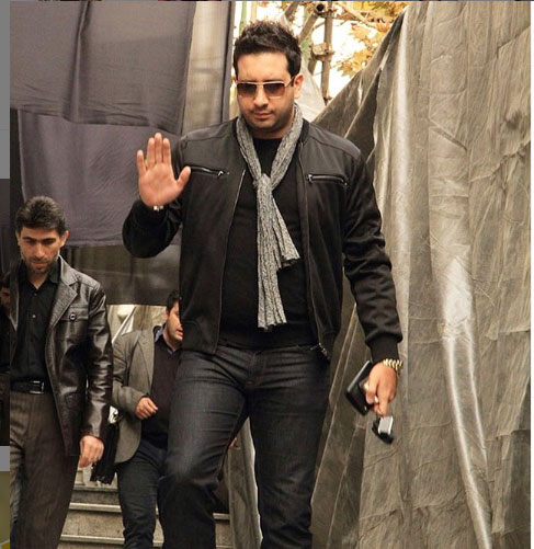 کپشن پست اینستاگرام امید حاجیلی Verified والا نميدونم با اين اوضاع روحي همه ، همچنان به دادن انرژي مثبت ادامه بدم يا كلاً بي خيال بشم...