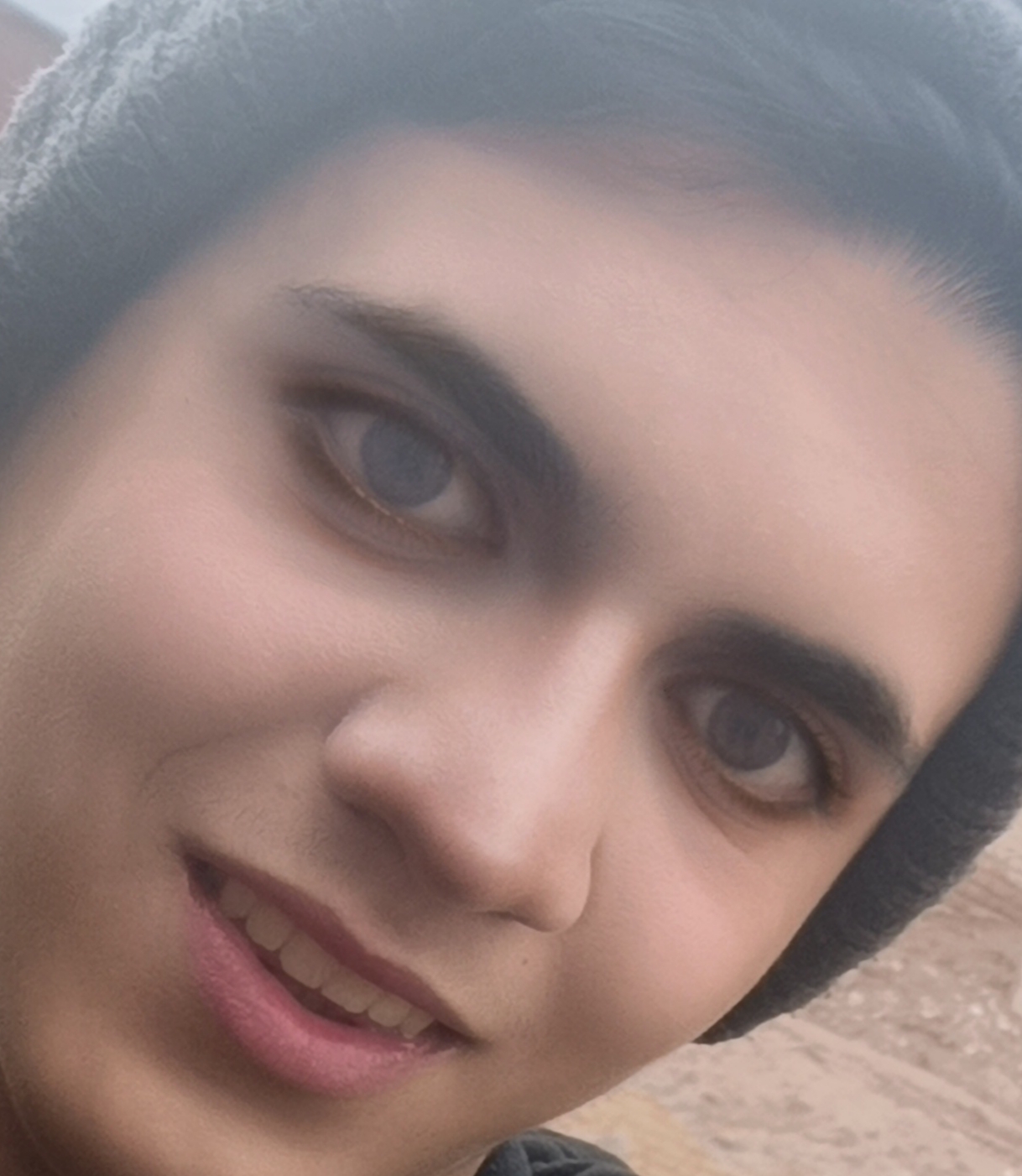 هزار و یک شب داستانی به نقل از پادشاهی با عنوان شهریار و روایتگر آن شهرزاد (دختر وزیر) است. اکثر ماجراهای آن در بغداد کنونی که یکی از شهرهای پر رونق ایران باستان هست می‌گذرد و بعضی از داستان‌های آن را از ریشهٔ ایرانی و برگردانی از «هزارافسان» دانسته‌اند.[۱] این اثر طی قرن‌های متمادی توسط نویسندگان، مترجمان و محققان مختلف در سراسر آسیای غربی، مرکزی، جنوبی و شمال آفریقا گردآوری شده است. ریشهٔ برخی از داستان‌ها به ادبیات باستانی و قرون وسطاییِ عربی، سانسکریت، ایرانی و بین‌النهرین بازمی‌گردد. بیشتر داستان‌ها در اصل داستان‌های عامیانه و سینه به سینهٔ تاریخی که در دوران عباسیان و ممالیک گردآوردی شده و این در حالی که باقی آن‌ها به‌ویژه چهارچوب اصلی داستان ریشهٔ باستانی ایرانی و هندی دارند.[۲][۳] داستان‌های زیادی زیر نام «هزار و یک شب» نوشته شده است.  داستانی از زبان شاعر مشهور (امیر محمد زارعی )