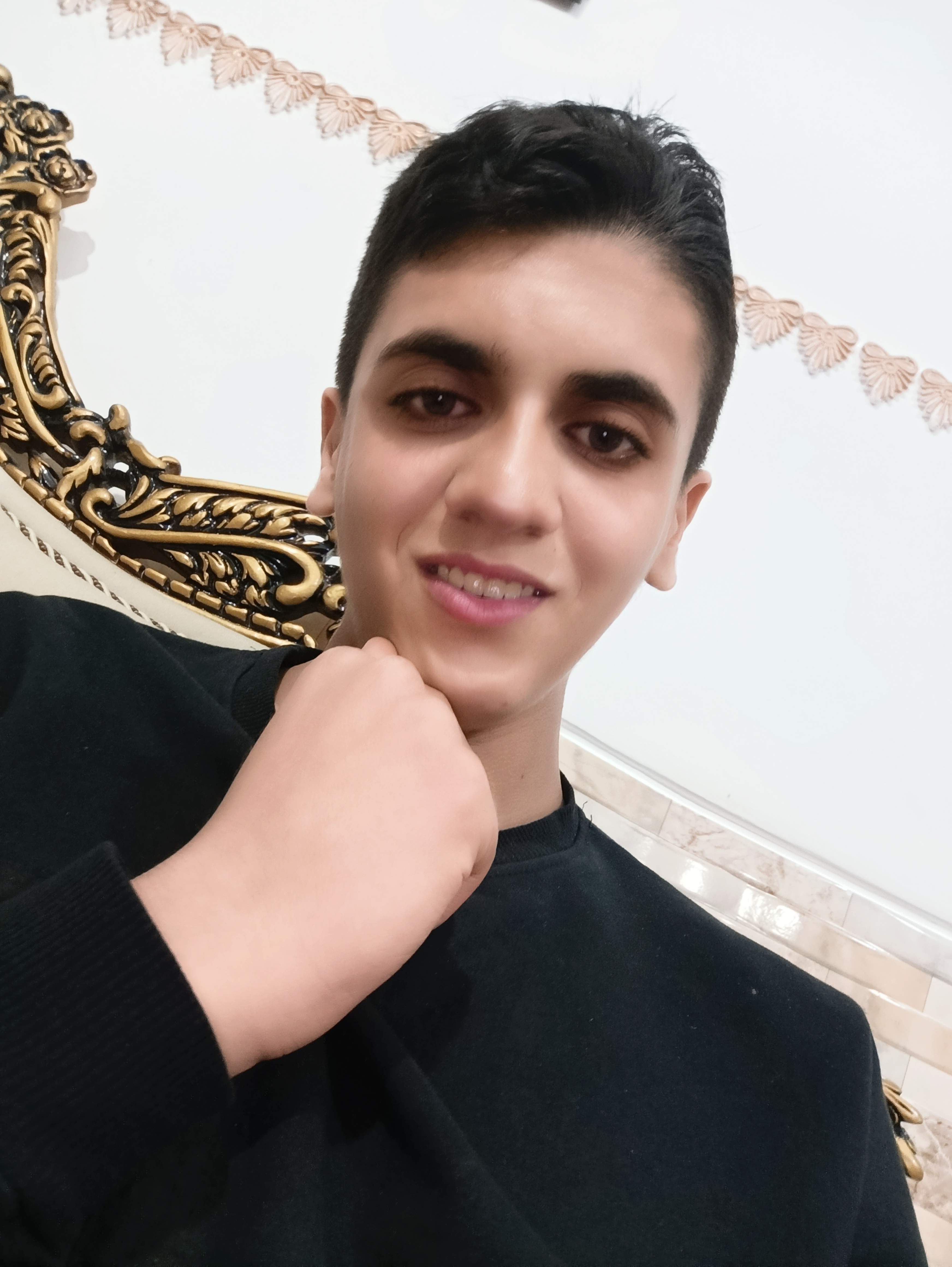 امیر محمد زارعی هستم متولد سال 1388 در یکی از شهرهای اطراف شیراز استان فارس کشور ایران واقع شده در خاورمیانه من چهره ای شناخته شده و کنایه گرا من یک شخص مهم روی کره زمین هستم من از دید و بازدیدهای زیادی پرهیز گارم و از تجمل گرایی انسانی خوش رو هستم من حال مشغول تحصیل در رشته ادبیات علوم انسانی هستم و از تاریخ و اقتصاد و جامعه‌شناسی مطالب زیادی دارم من نیز در متون دینی هم استعداد زیادی دارم حال در حال معروف شدن در مشغله نویسندگی هستم حال درباره من نصر دهید من مولد یک خانواده مذهبی هستم و من نیز در حال عرضه یک آهنگ بسیار زیبا به نام پردیس هستم