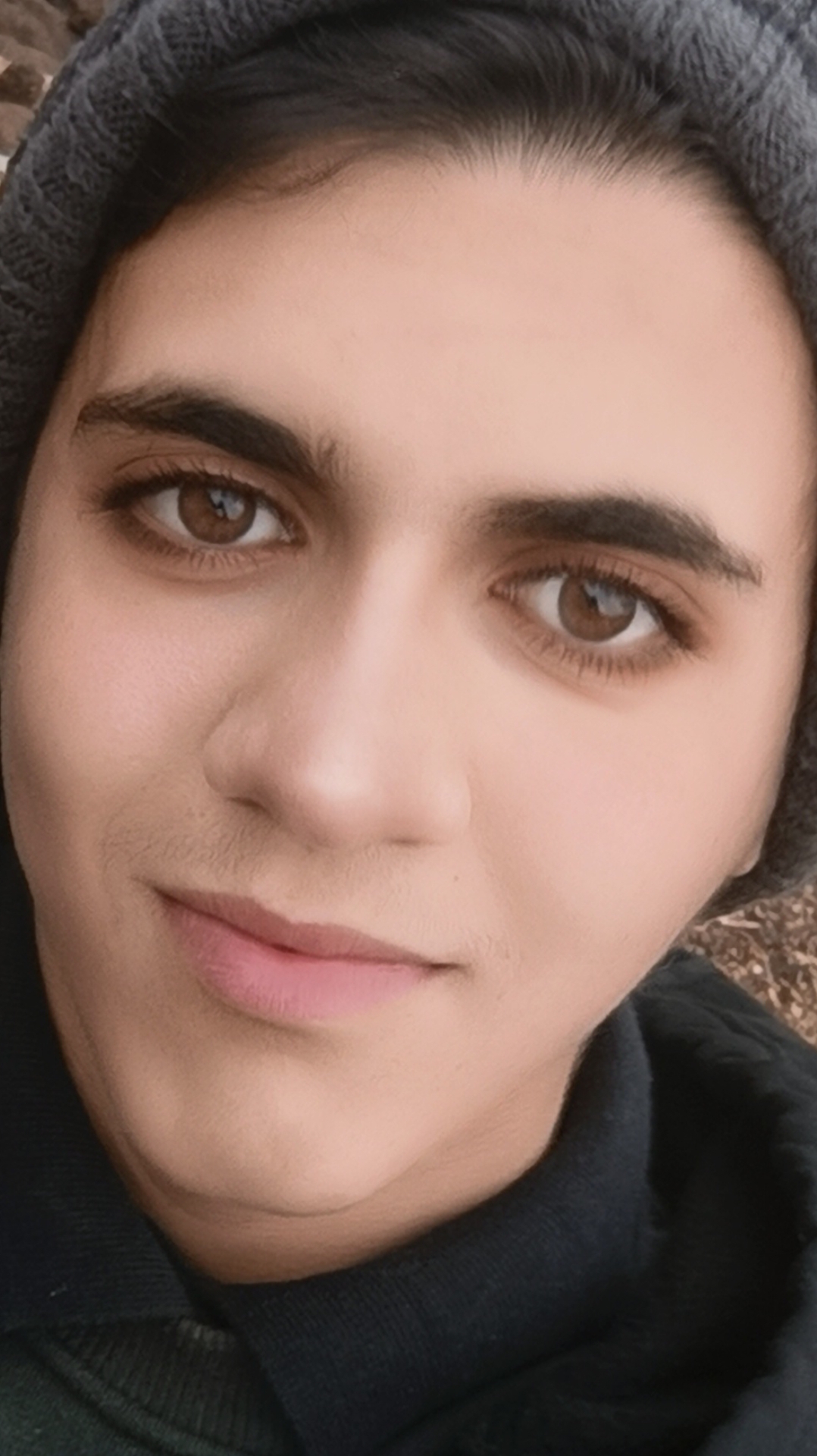 امیر محمد زارعی کلاس یازدهم انسانی متولد سال ۱۳۸۸در شهرستان شیراز استان فارس کشور ایران؛ وی علاقه زیادی به شاخه موسیقی داشته و حال از برجسته ترین موسیقی دان های محل زندگی خود است ! او در سرودن :«شعر های عاشقانه و احساسی هنری چشم گیری دارد » شخص مورد نظر متولد در خانواده ی مذهبی است. چندین سخن از زبان وی گفت: «من از دوران کودکی موسیقی های زیادی را خوانده ام اما ! نمی توانم انتشار دهم من شخصی مهمی نیستم ؛ اما ؛دلم میخواد مشهور شوم و در پلتفرم های مختلف و رسانه های اجتماعی کشور عزیز خود ایران مشهور شوم به نظر شما من چگونه کسی هستم؟ »امیر محمد زارعی شخصی واقع گرا و خوش خو است او از نظر استادان مدرسه خود از جمله استاد ادبیات فارسی بسیار زیاد تشویق و ستوده می‌شود و حال قصد انتشار فایل و عکس و حتی فیلم از خواندن خود است پدر امیر محمد زارعی ؛ دانیال زارعی او را بسیار زیاد تشویق به خواندن می کند چند کلام از زبان پدرش وی گفت:« امیر محمد در خوانندگی و بازیگری و نویسندگی استعداد زیادی دارد و من تنها و تنها میخواهم پسرم سر بلند و موفق باشد؛ من هم نیز پدرم مداح اهل بیت هیأت محل مان بود و نه تنها این پدربزرگم هم در سرودن اشعار سنتی استعداد زیادی داشت امیدوارم امیرم موفقیتش را برایمان بیاورد» آنها منظور من خانواده زارعی مشغول به کار دام داری اند مادر امیر محمد دکتر دامپزشک؛ و پدر وی پرستار دام پزشک است امیر محمد هم نیز علاقه شدید به دام پزشکی و کار گاوداری دارد تعداد راس گاو های وی را نمی توانم تخمین زد! ولی به گفته ی او گاو زیادی دارند به گزارشی که حال از دست امیر محمد به دست مان رسیده وی گفته است:« من آرزوی سلامتی برای تمام هم وطن های عزیزم که حال در حال مطالعه این متن اند دارم و تمام بزرگانی که می‌بینند متن من را یا؛ نمی بینند آرزوی سلامتی و تندرستی را دارم » .