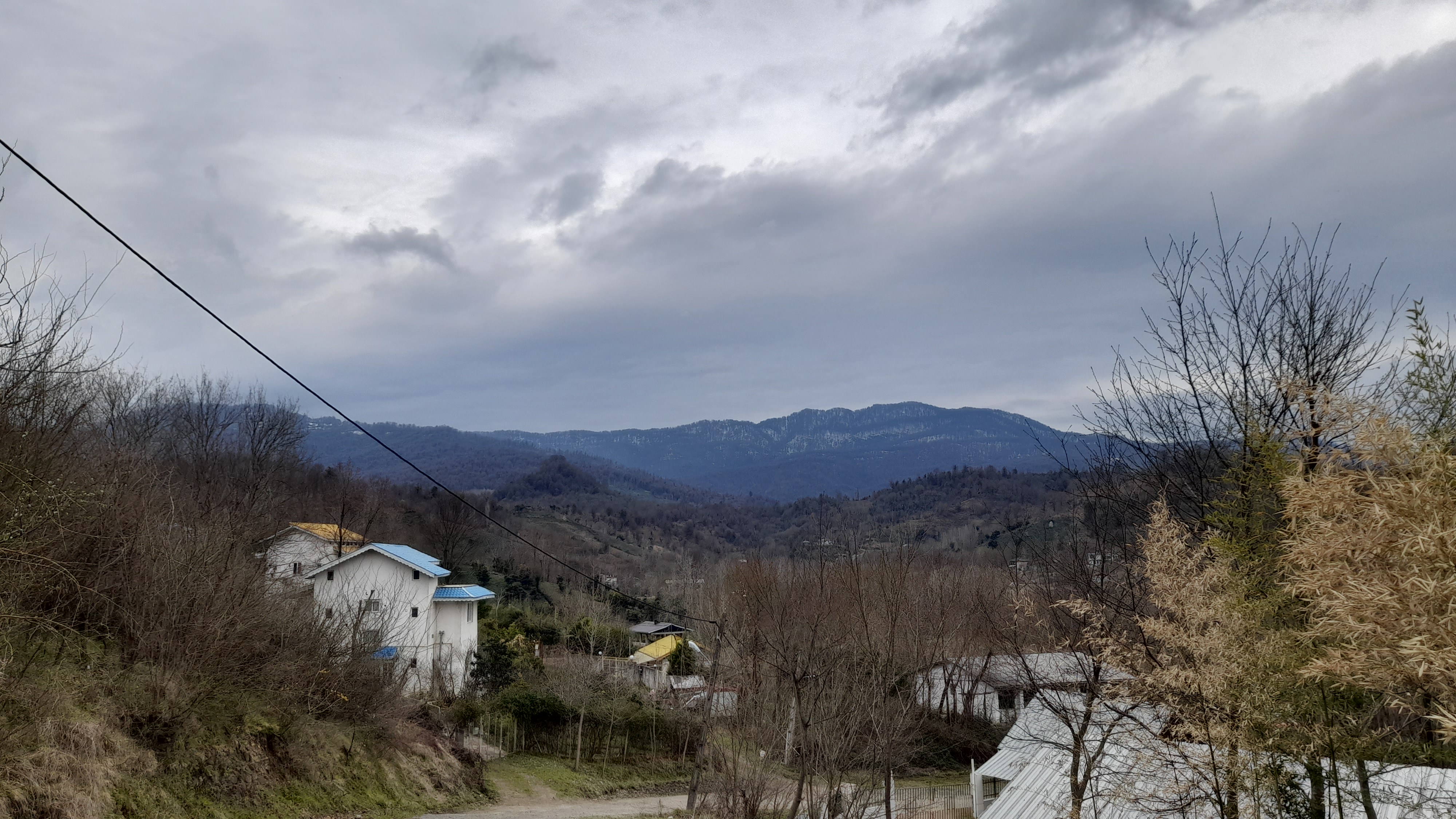 کوه های بلند که ساکت و آروم ایستادن و نگاه می کنند به من به تو به یاد روزهای رفته