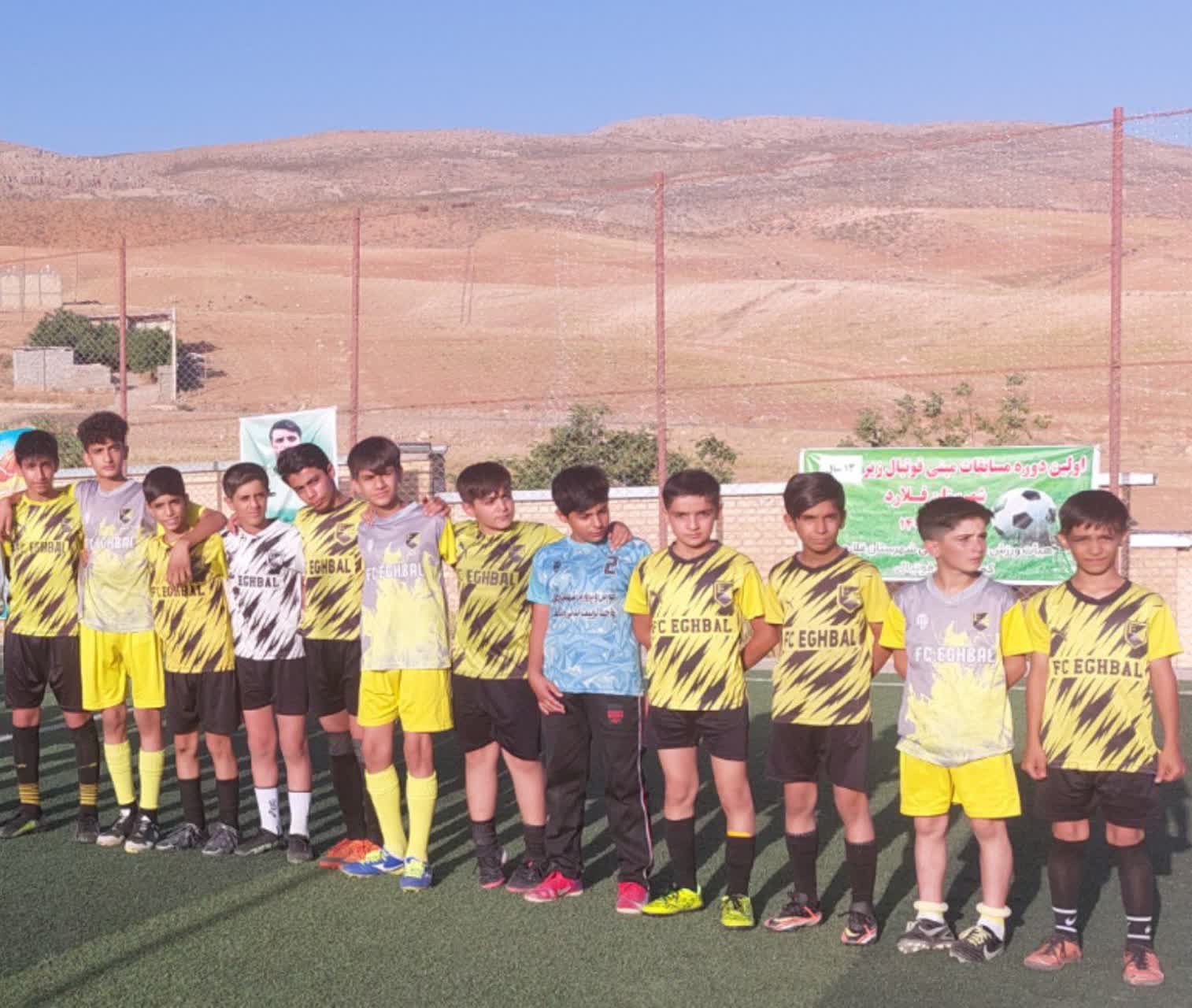 اقبال فلارد | قهرمان مینی فوتبال شهرستان فلارد زیر ۱۳ سال اقبال فلارد با شکست ۴ بر ۱ مقابل ستارگان فلارد توانستند قهرمان مینی فوتبال شهرستان فلارد شوند | با مربی گری اقبال عرفان سعید و کمک مربی محمود کیانی توانستند به مسابقات استانی راه پیدا کنند | بارگذاری این فینال داخل چمن مصنوعی روستای ابواسحاق برگزار شد |