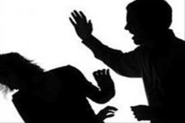 انقدر محکم زده بود توی گوشم که احساس میکردم هرگز دیگه نمی تونم صدایی رو بشنوم ،قطرات خون روی شونم چکه می کردوانگار زمان ایستاده بود...