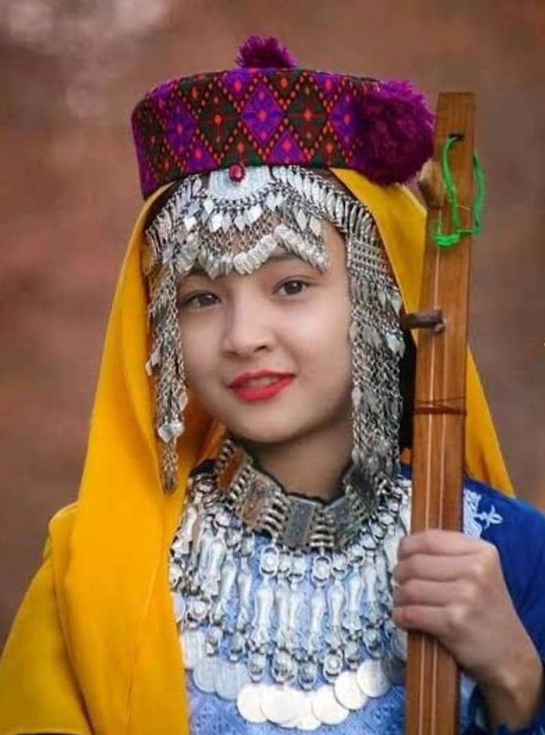 دخترک هزاره با لباس محلی