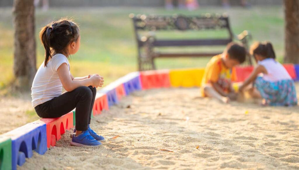 کمک به کودکان خجالتی‌ برای ارتباط با دیگران