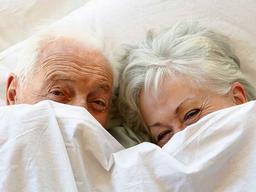 چگونه با افزایش سن، تمایلات جنسی ما تغییر می کند؟