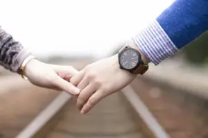 من خودم هیچ ندارم ولی دستت را می گیرم