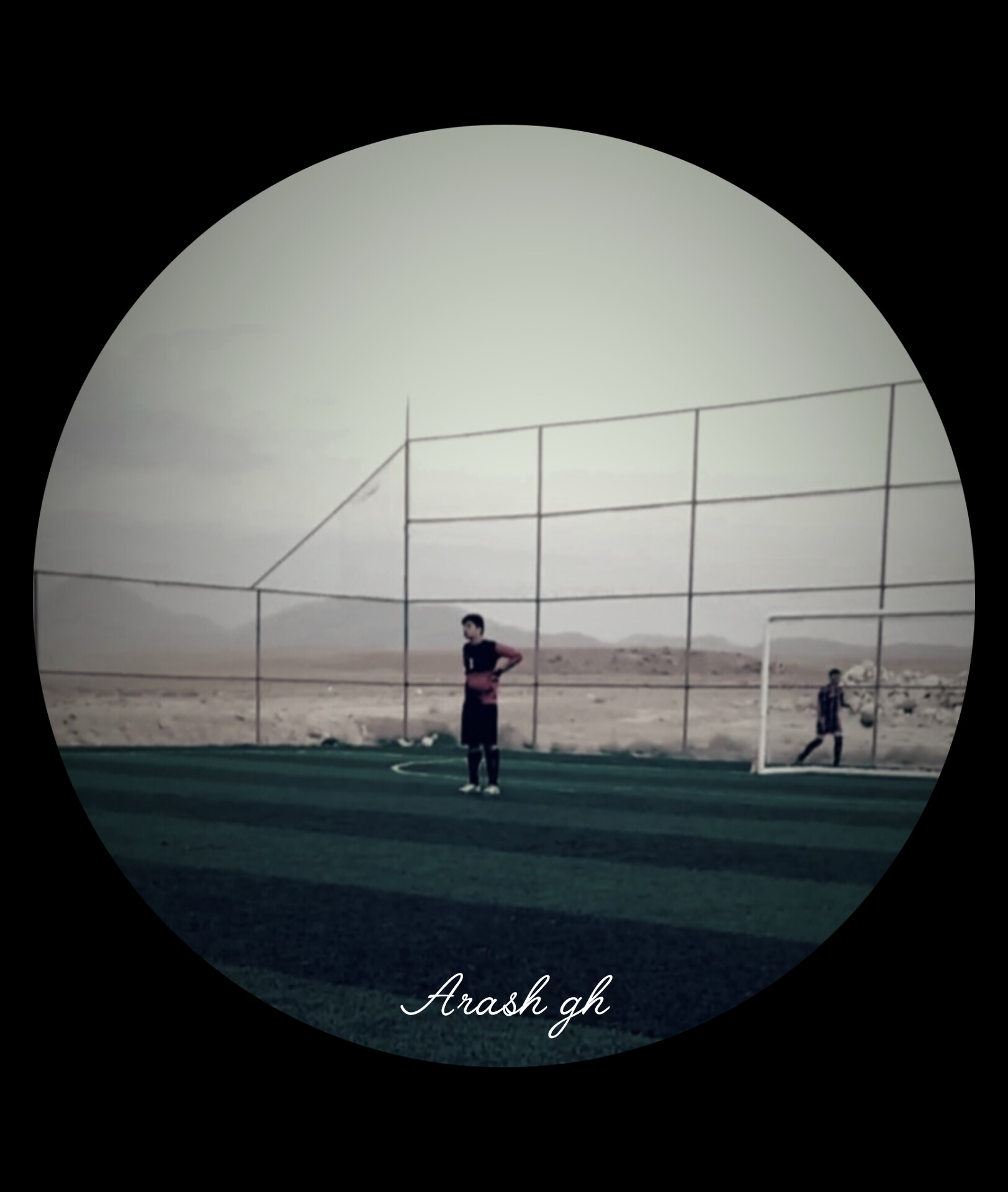 او در شش سالگی به فوتبال علاقه مند شد اما او را ادامه نداد تا زمانی که هشت ساله شد و به طور جدی به کلاس فوتبال رفت و به حدی موفق بود که تا نزدیکی پیوستن به تیم دنا جوان شهرش که از بهترین تیم های شهرش بود رفت اما به دلایل غیر فوتبالی نتوانست به آن تیم برسد. اما او نا امید نشد و در ۹ سالگی به اسرار دوستش کمیل نادری دروازه بانی را شروع کرد و به آن علاقه مند شد و در او هم پیشرفت قابل توجهی کرد و دوباره تا نزدیکی پیوستن به تیم دنا جوان بود و این بار هم نتوانست. تسلیم نشد و در ۱۰ سالگی درخشید و باعث قهرمانی بدون باخت تیمش شد که همراه با سیو پنالتی ششمی ها و بردن ششمی ها و پنجمی ها همراه شد. او دوباره سر زبان ها افتاد و حتی تا آستانه حضور در تیم منتخب مدارس شهر سمیرم برای مسابقه با اصفهان هم رفت اما سن کمش مانع شد. او باز هم تسلیم نشد و در ۱۱ سالگی اولین مسابقه برای تیم کل مدرسه اش را انجام داد و با وجود سیو های خوب و پاس گلی که داشت صحبت از افت او میشد. تیم کلاسشان دوباره قهرمان مدرسه شد اما این بار بدون گل خورده! او زیبا ترین سیو مسابقات را هم انجام داد ولی دلایل نا عادلانه ای به تیم کل مدرسه دعوت نشد. بعد از یک هفته تیم مدرسه قهرمان شهرستان شد ولی کسی از عملکرد گلر آن تیم رازی نبود و به سراغ آرش رفتند. آرش که تازه عمل جراحی لوزه را پشت سر گذاشته بود قبول نکرد و باز هم تسلیم نشد. او در ۱۲ سالگی در مدرسه به یک افسانه تبدیل شد به او لقب آرش کاسیاس را داده بودند او زیبا ترین سیو سال سمیرم در مسابقات بین مدارس انجام داد و سال آخر حضورش در مدرسه ۲۲ بهمن خودش را اسطوره ای ابدی کرد ولی این بار در مسابقات بین کلاسی در بازی عجیب اولین باخت خودش را تجربه کرد. او باز هم تسلیم نشد ولی در ابعاد کوچک تر دوباره شروع کرد؛ با تیم رعد بنفش قهرمان مسابقات منطقه ی سمیرم-وردشت شد و بهترین دروازه بان هم شد. او در مدرسه ی امام خمینی هم با تیمش شگفتی سازی کرد و سوم شد و چهارمین دروازه بان برتر مسابقات هم شد.