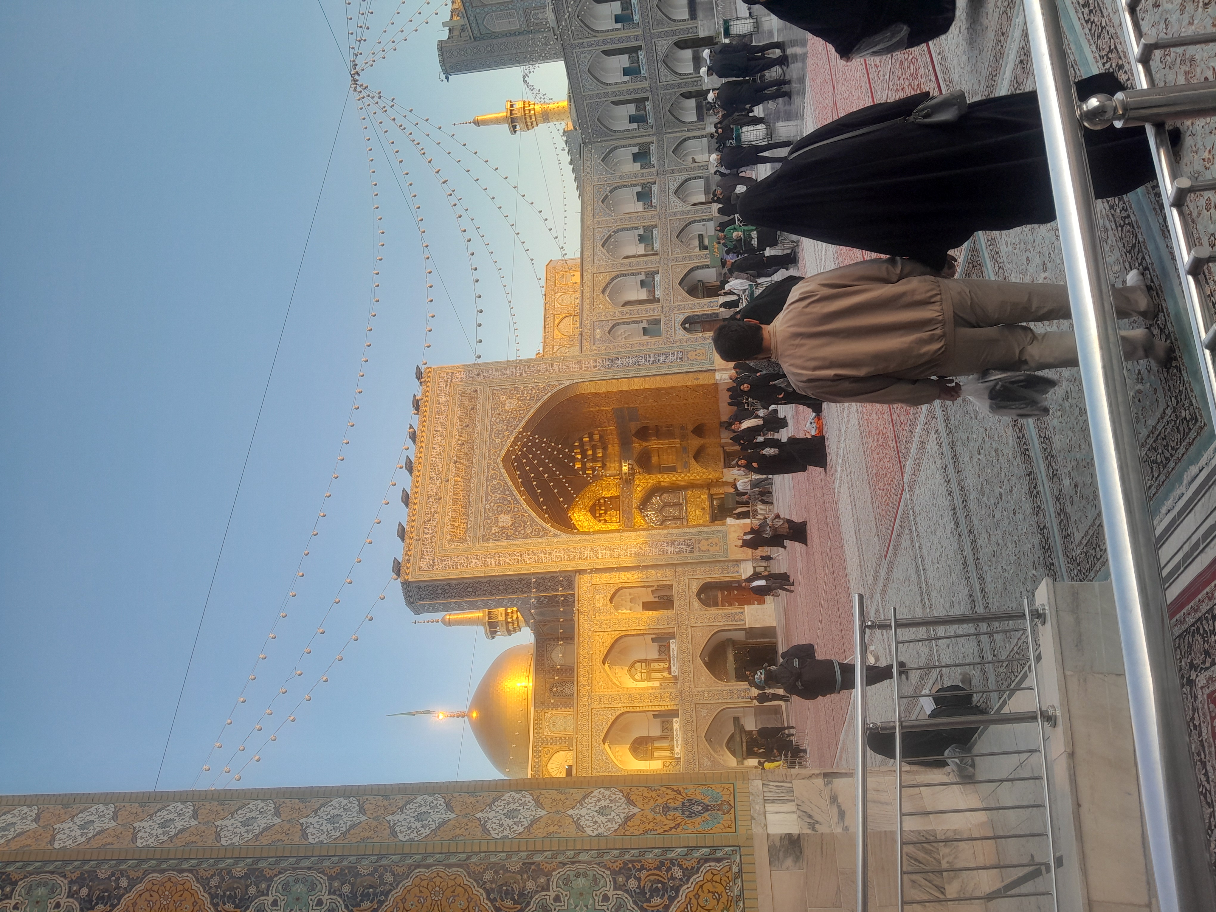 باید بگم شما حتی ساعت ۶ صبحم که برید حرم زوجی که دست همو گرفتن و عروس داماد و اینا میبینید. (عروس دامادم دیدم ولی عکس نگرفتم)