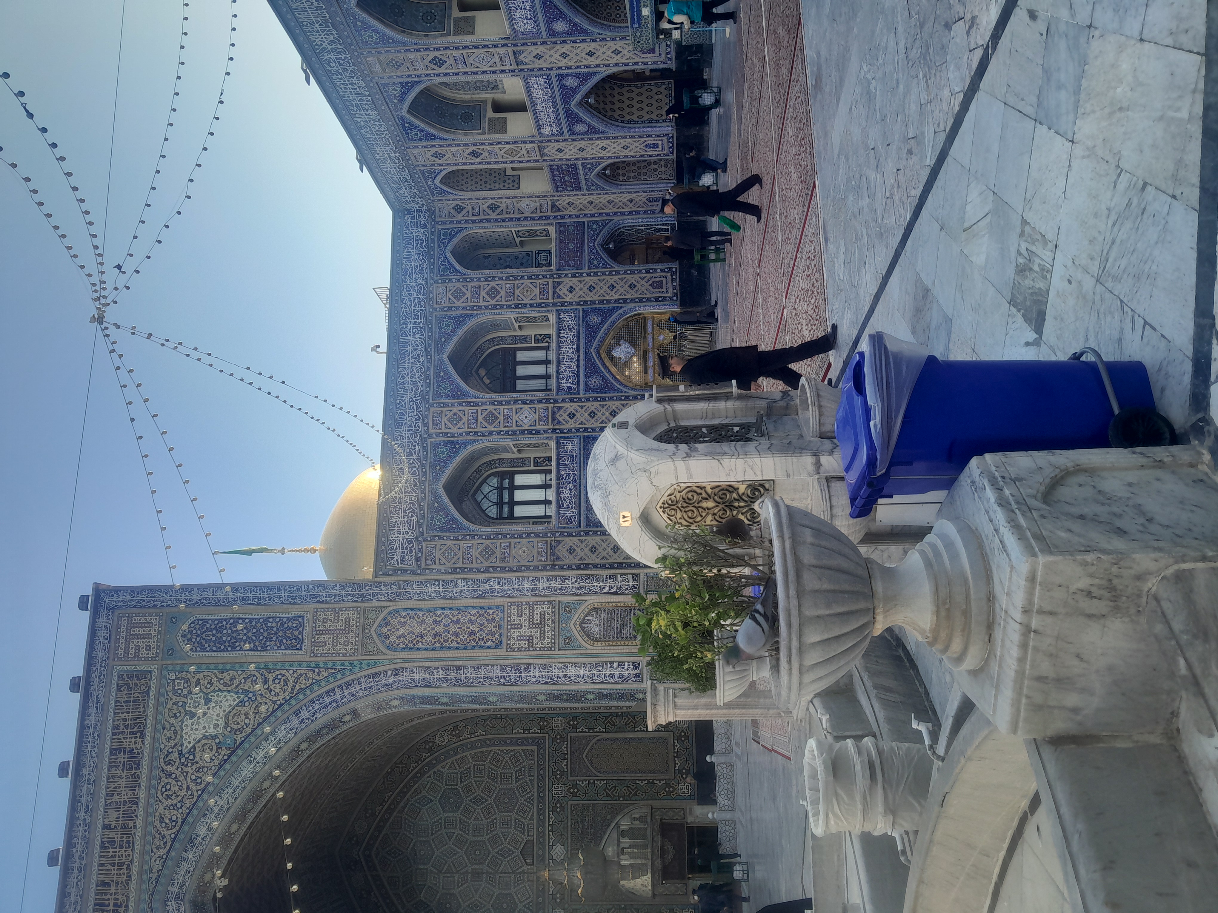 رفتم سمت آب خوری ها و با پدیده نادر نبودن هیچ لیوانی ، بهت زده به این فکر کردم که چرا ؟؟؟ و حتی دستم رو جلوی شیر آب گرفتم تا با دستم آب بخورم و آب نیومد. ^^ 😀