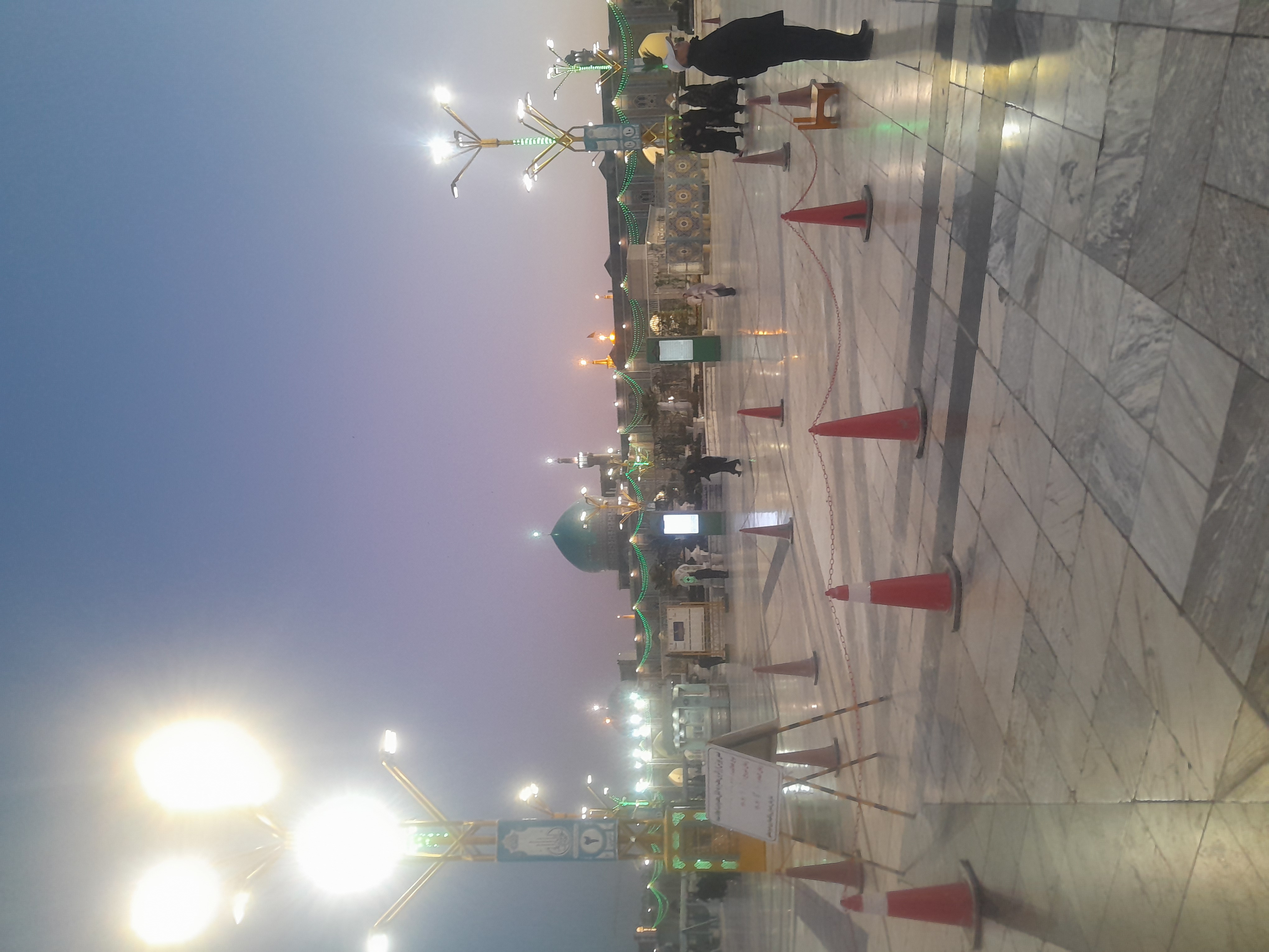 این عکس خوشگل اولین عکسی بود که وارد حرم شدم و گرفتمممم اونجا هنوز هوا تاریک بوددد و واقعا الان که مینویسمممش دلم برای اونجا تنگ شد..