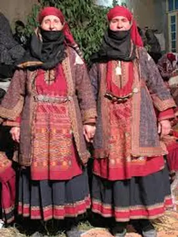 چرا لباس زنان کرمانج کلات با لباس دیگر زنان کرمانج خراسان تفاوت دارد و تا حدی شبیه لباس زنان ترکمن است؟