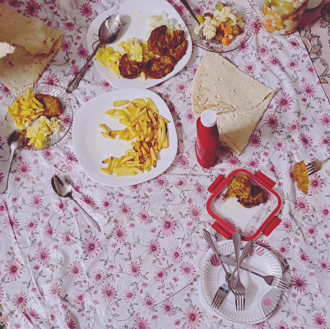 این عکس و غایمکی قبل اینکه بشینم گرفتم. البته آجی متوجه شد و گفت من و نندازی تو عکس. و خلاصههه، انرژی مثبت به روایت تصویر