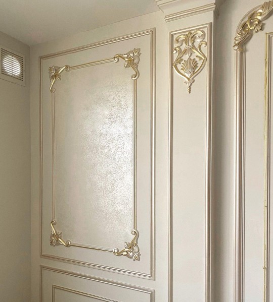 سبک گچبری نئوکلاسیک روی دیوار و قاب بندی