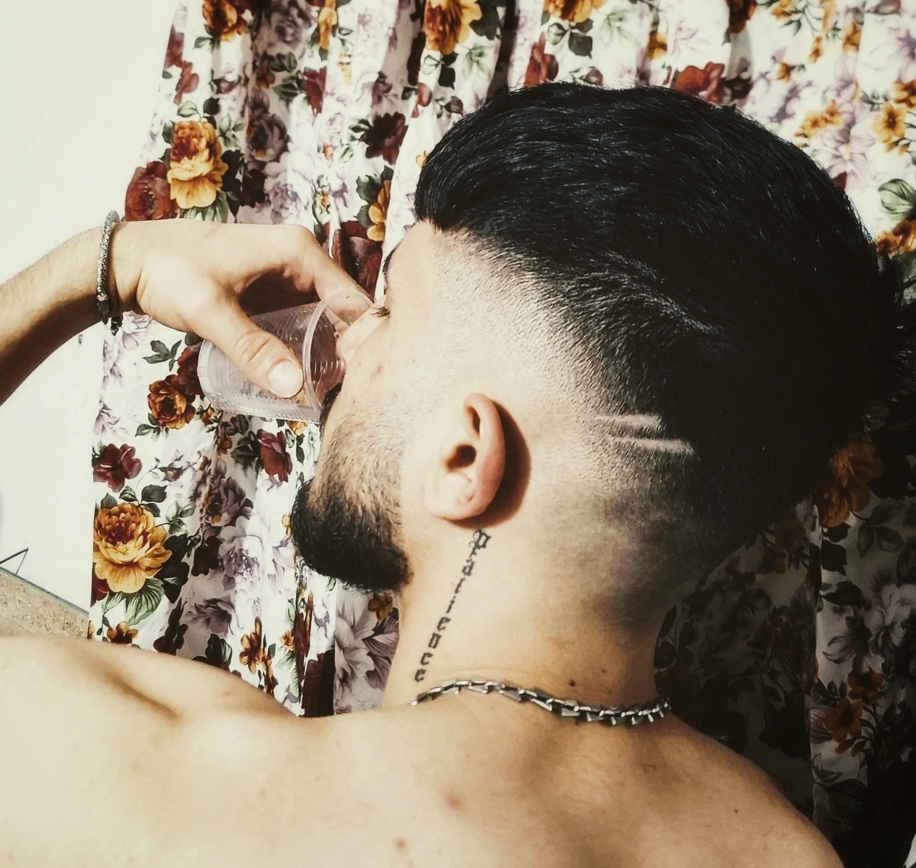 مجتبی آیرونساید — مردی از فولاد و اراده.او نه از راه آمده، نه در پی تقلید است؛ خودش مسیر را ساخته است.در دنیایی که همه به‌دنبال قهرمان‌اند، او خود را افسانه کرد.از دل سختی‌ها برخاست، از میان شکست‌ها عبور کرد، و از دردها زره ساخت.طوفان را نه دشمن، که تمرین قدرت خود دید.هر ضربه‌ای که خورد، او را قوی‌تر کرد، نه خاموش‌تر کرد.نامش از آهن است، اما قلبش از آتش ساخته شده است.وقتی زمین لرزید، او ایستاد. وقتی سکوت همه را گرفت، او فریاد شد.مجتبی آیرونساید فقط یک نام نیست، یک طرز فکر است.طرز فکری که می‌گوید: "اگر دنیا سد راهت شد، سد را بشکن، نه رؤیایت را."او باور دارد قدرت واقعی از دهر گامی که برمی‌دارد، اثری از شجاعت بر جای می‌گذارد.او آمده تا یاد دهد: شکست، تنها پیش‌درآمد پیروزی است.در وجودش صدای جنگجویی می‌پیچد که از مرزها عبور کرده است.و این فقط آغاز افسانه‌ایست به نام مجتبی آیرونساید .