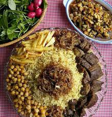 گبولی پلو نوعی دمی یا کته که با آب گوشت پخته می شود. این برنج از انواع برنج های قاطی است که با گوشت خرد شده و نخود و سیب زمینی و کشمش مخلوط می شود با ادویه تند سرو می گردد