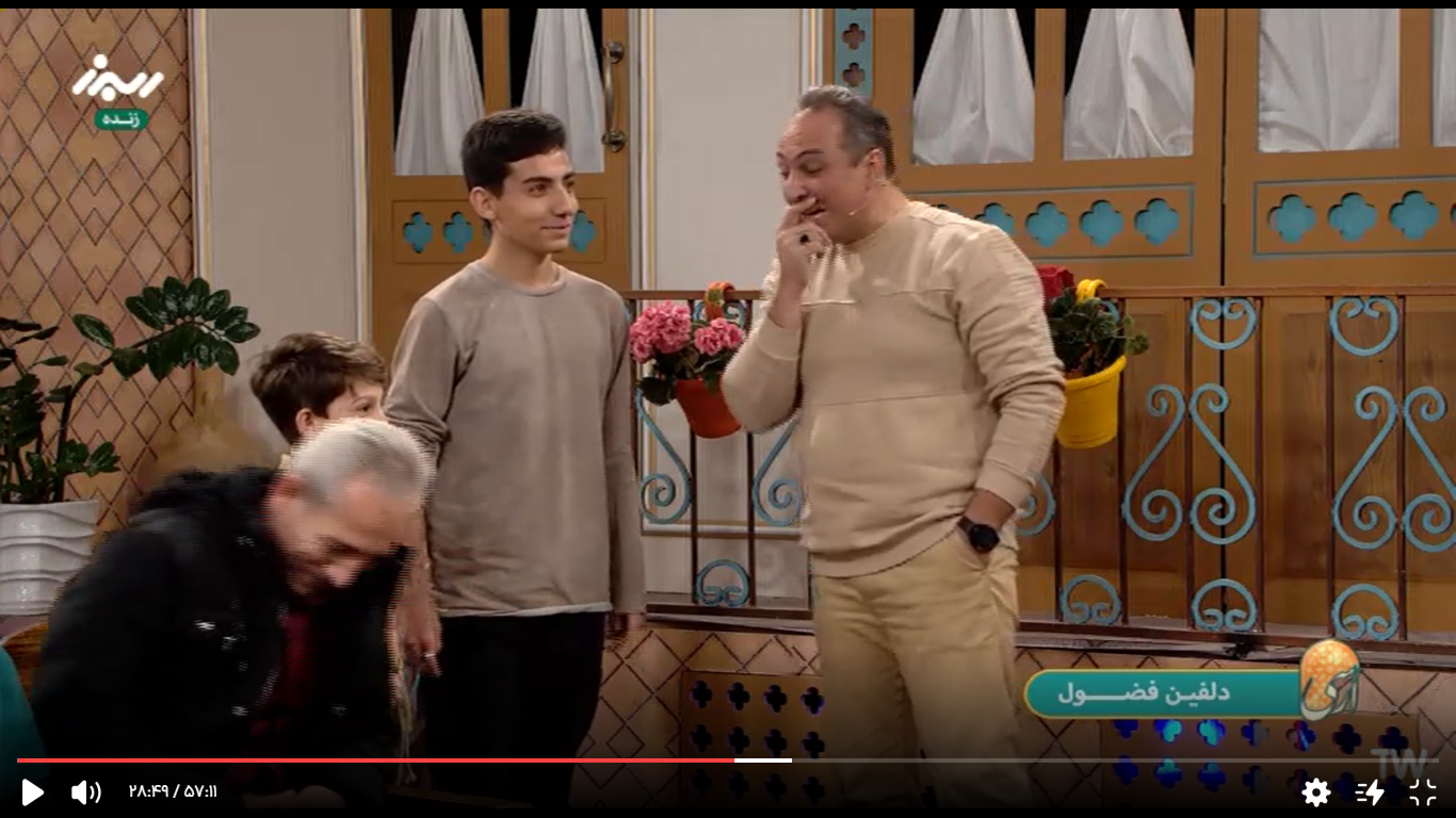 سید محسن حسینی در حال اجرای طنز در شبکه تلویزیونی استان البرز