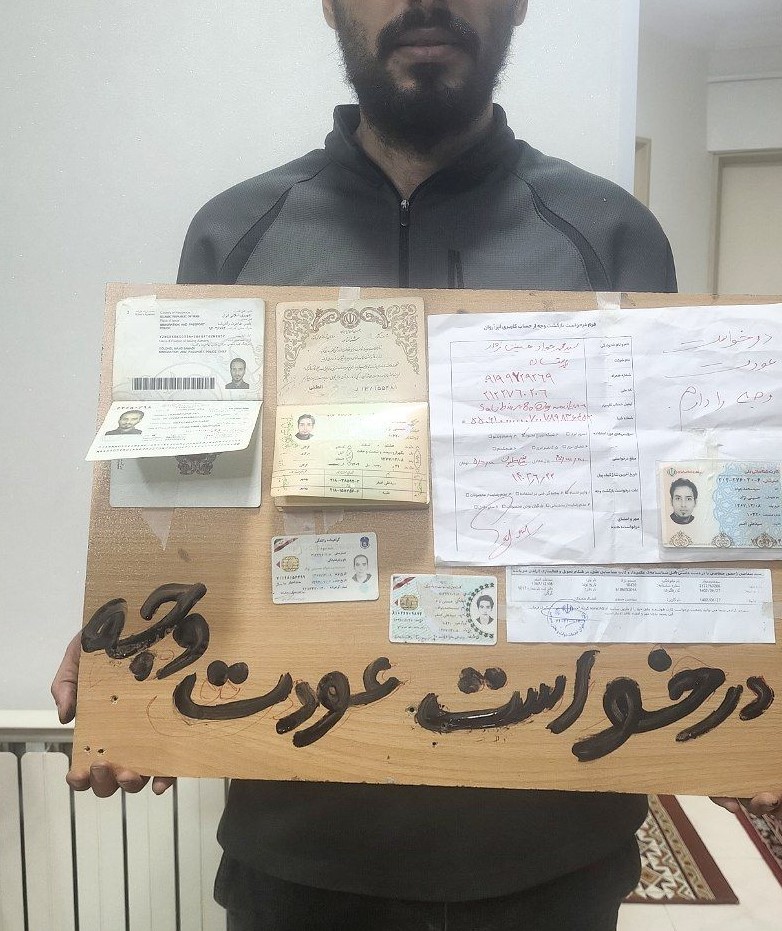 سلفی اعتراضی توسعهدهنده با مدارک هویتی روی تخته چوب برای عودت وجه ابر