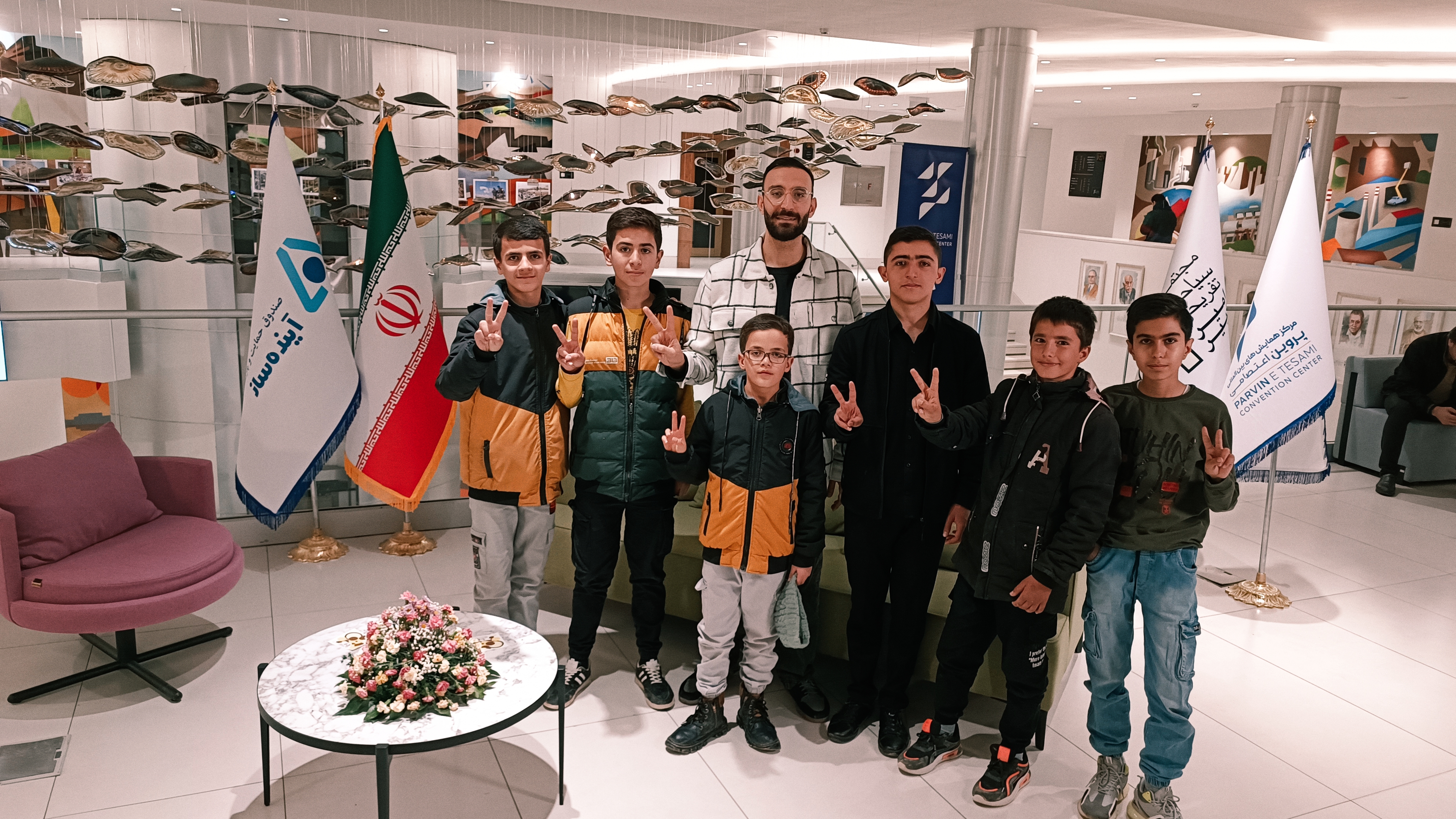 علی صادقی پور و جمعی از بازیگران فیلم کوتاه قاچاقچی ها