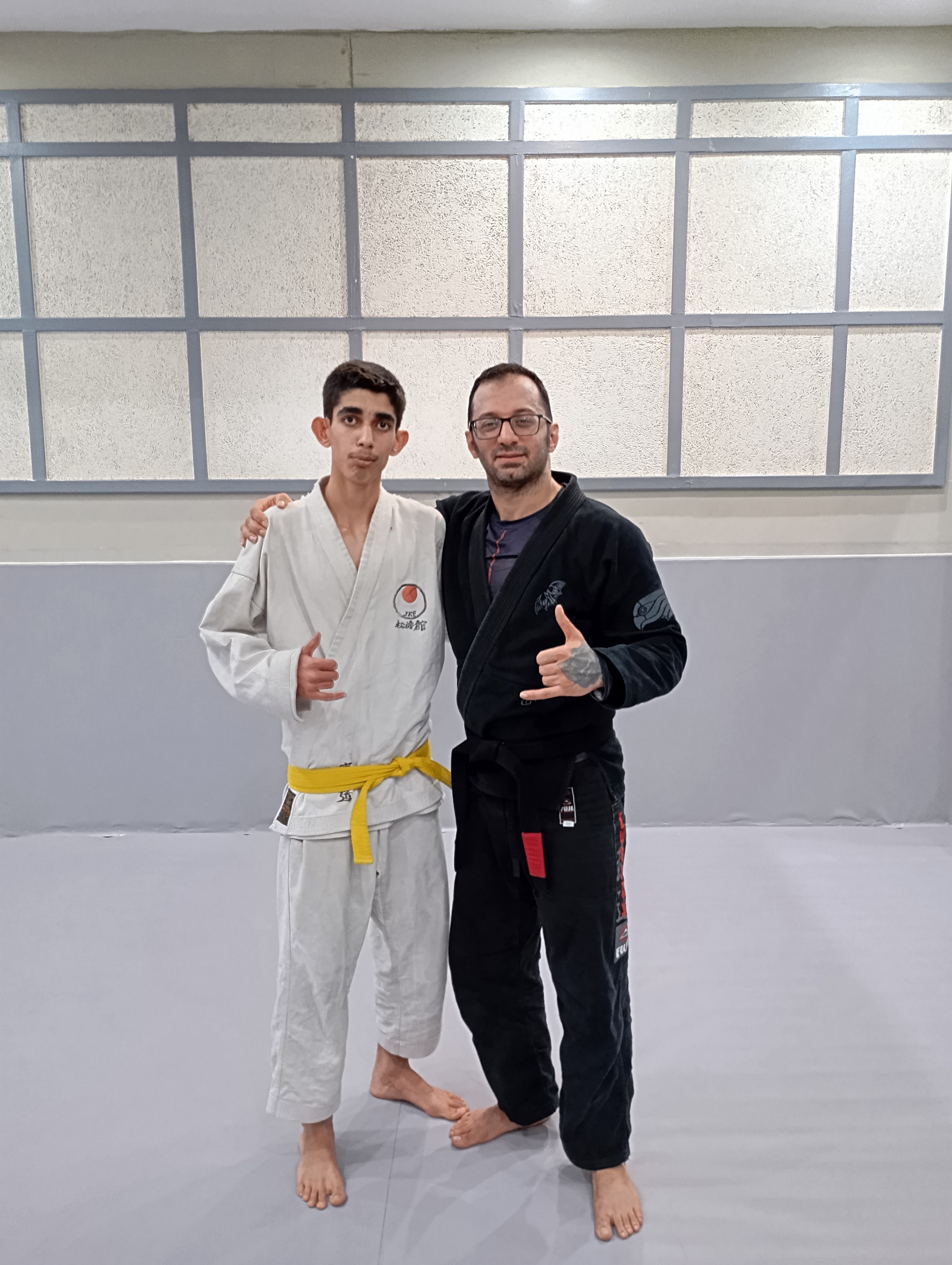 عرفان شاهانی، ورزشکار رشته جوجیتسو برزیلی (Brazilian Jiu-Jitsu) در کنار استاد خود در تاریخ ۲ اسفند ۱۴۰۲ ثبت شده است. جوجیتسو برزیلی برای من فراتر از یک ورزش است؛ مسیری برای پرورش نظم، انضباط، صبر، اعتمادبه‌نفس، مسئولیت‌پذیری، کنترل هیجانات، احترام، فروتنی و یادگیری مداوم. هر جلسه تمرین فرصتی برای تقویت آمادگی جسمانی، افزایش تمرکز، بهبود تصمیم‌گیری در شرایط دشوار و ارتقای مهارت‌های فنی است. حضور در کنار استاد بهمن هنردار و بهره مندی از تجربه و آموزش‌های ایشان، نقش مهمی در پیشرفت من در این رشته داشته است. باور دارم که موفقیت در جوجیتسو برزیلی تنها با پشتکار، استمرار، احترام به اصول این هنر رزمی و تلاش بی‌وقفه به دست می‌آید و امیدوارم در ادامه این مسیر بتوانم به افتخارات ارزشمندتری دست پیدا کنم و نماینده شایسته‌ای برای این رشته باشم.