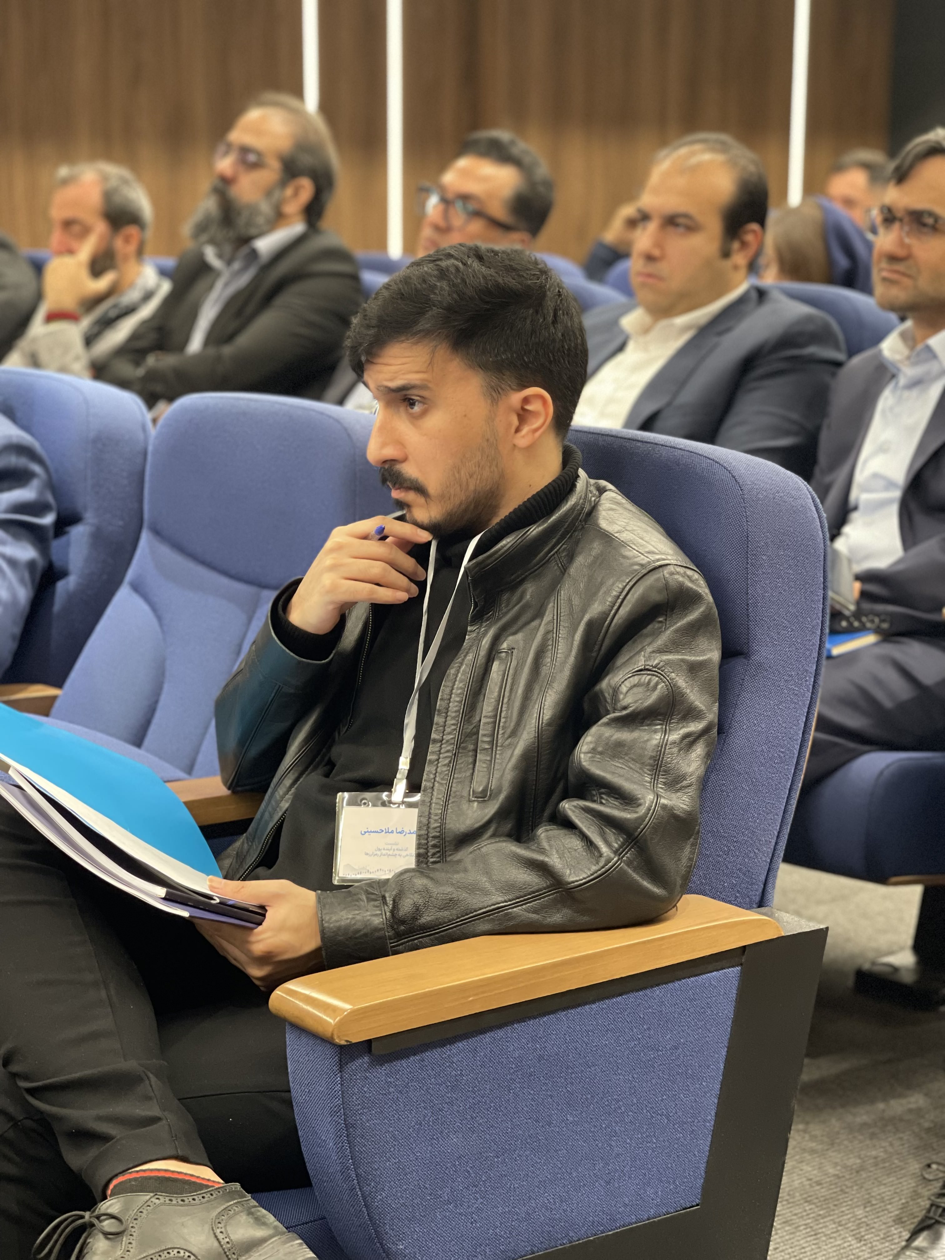 ارائه دکتر نیلی و فن بیانشون بشدت برام جذاب بود در حوزه اقتصاد، و من غرق در صحبت های دکتر 😂