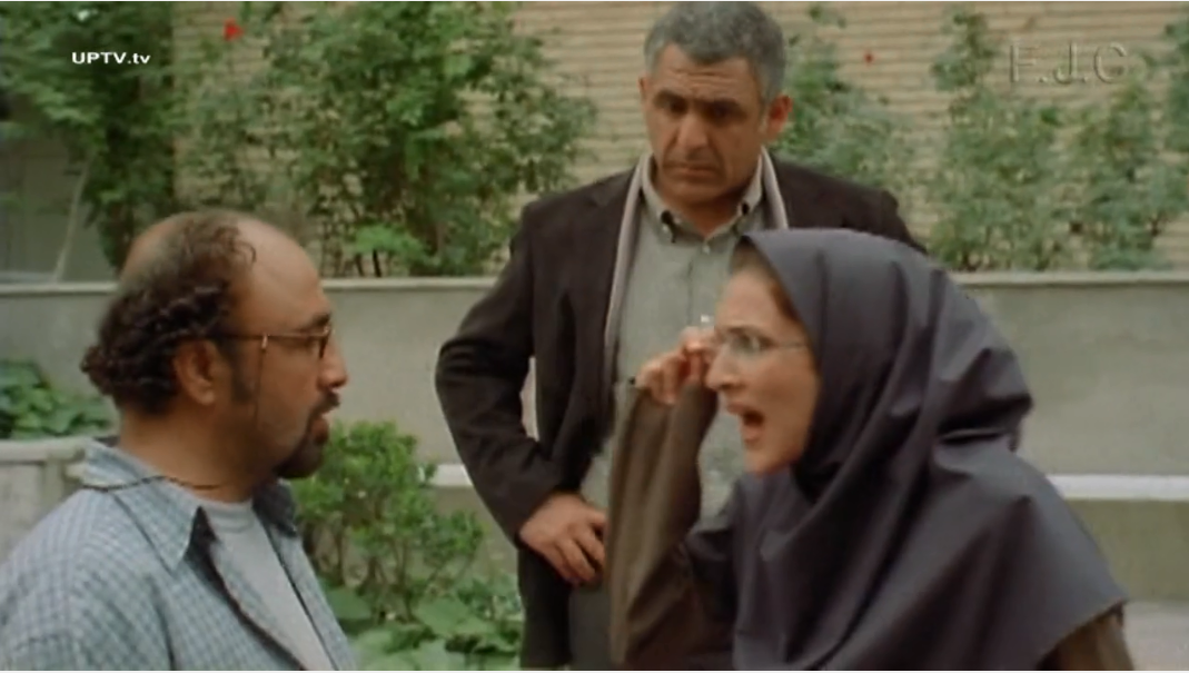 در تمام سکانسهایی که خانم دارابی دستش را بالا میبرد، آستینش را با انگشتانش میگیرد تا پوست دستش مشخص نشود و فیلم را دچار ممیزی نکند.