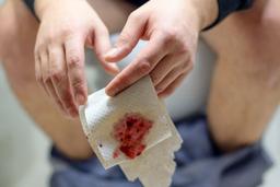 علائم هموروئید خونی چیست؟