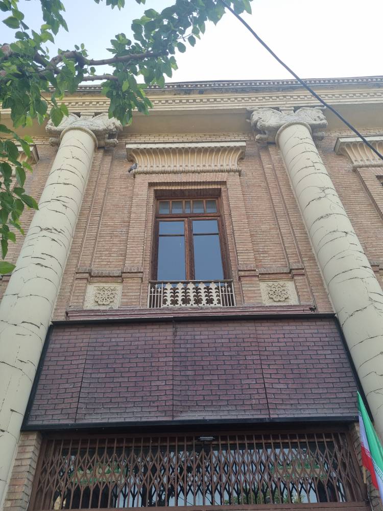 ستونهایش مرا گرفت. پیرمردی کنارم ایستاد و با من به ستونها خیره شد. گمانم برایش عجیب بودم😁