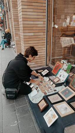 من، آشنا تر است.