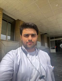 من دکتر نیستم!