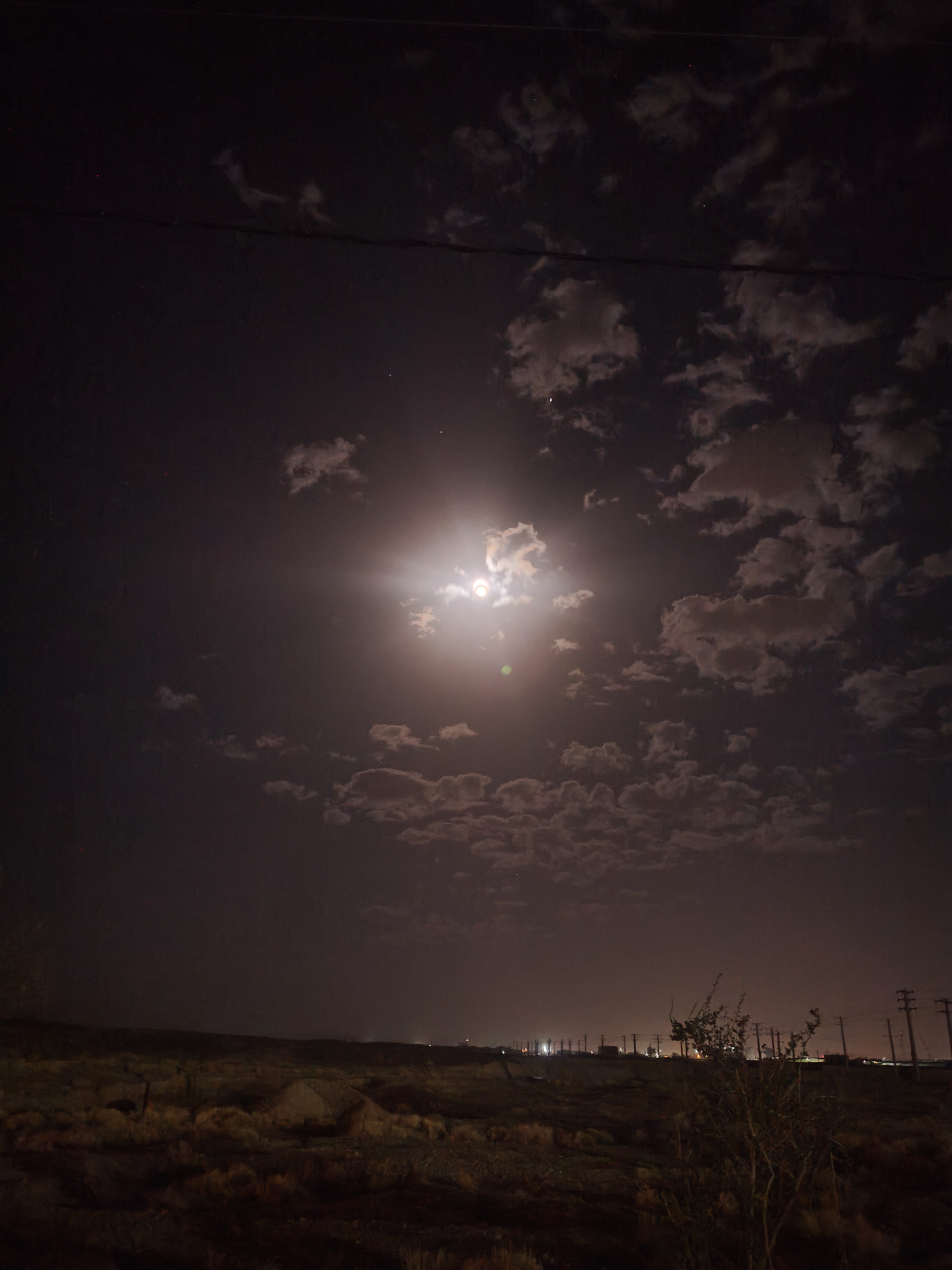 شب آخر قبل از تعطیلی دانشگاه . ماه خیلی قشنگ بود ولی با دوربین گوشی نشد نشونش بدم