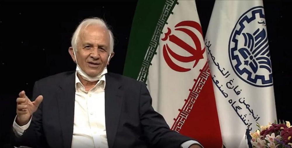 دکتر علینقی مشایخی، بنیان‌گذار دانشکده مدیریت و اقتصاد، ۸ آبان ۱۳۹۹ بازنشسته شد.