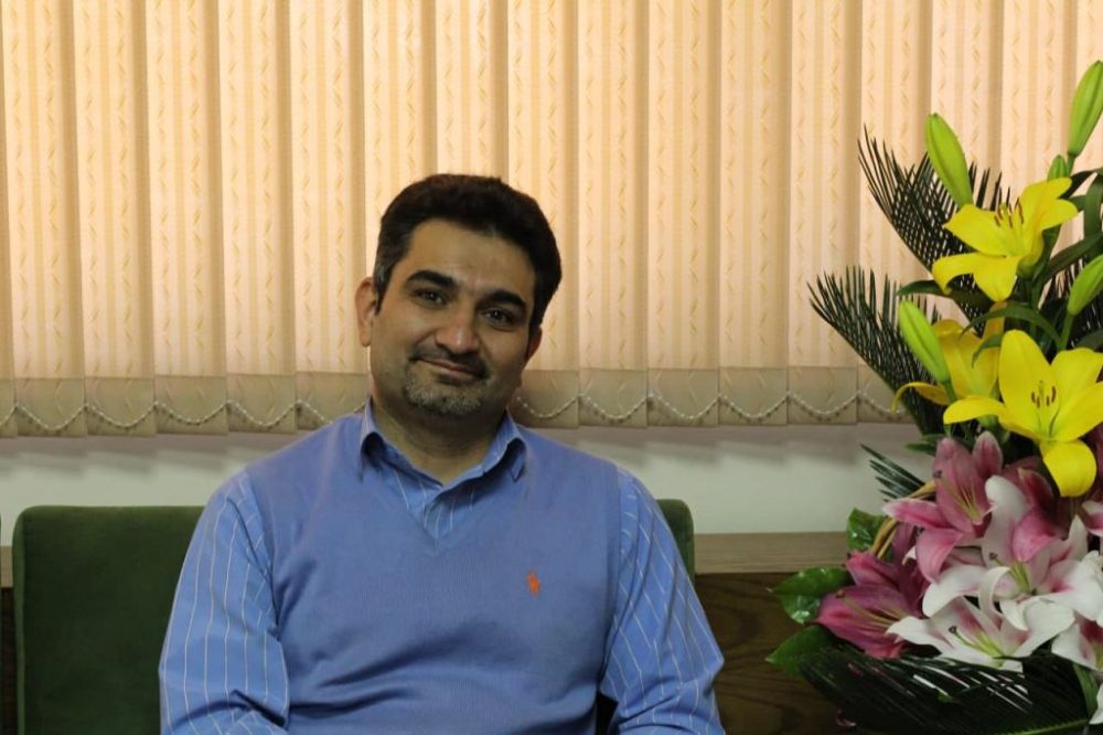 دکتر محمد فخارزاده، استاد شاعر دانشکده مهندسی برق که در سال ۹۹ به عنوان معاون فرهنگی و اجتماعی دانشگاه منصوب شد.