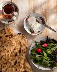 نون سنگک و پنیر و سبزی یعنی یه کم بهشت