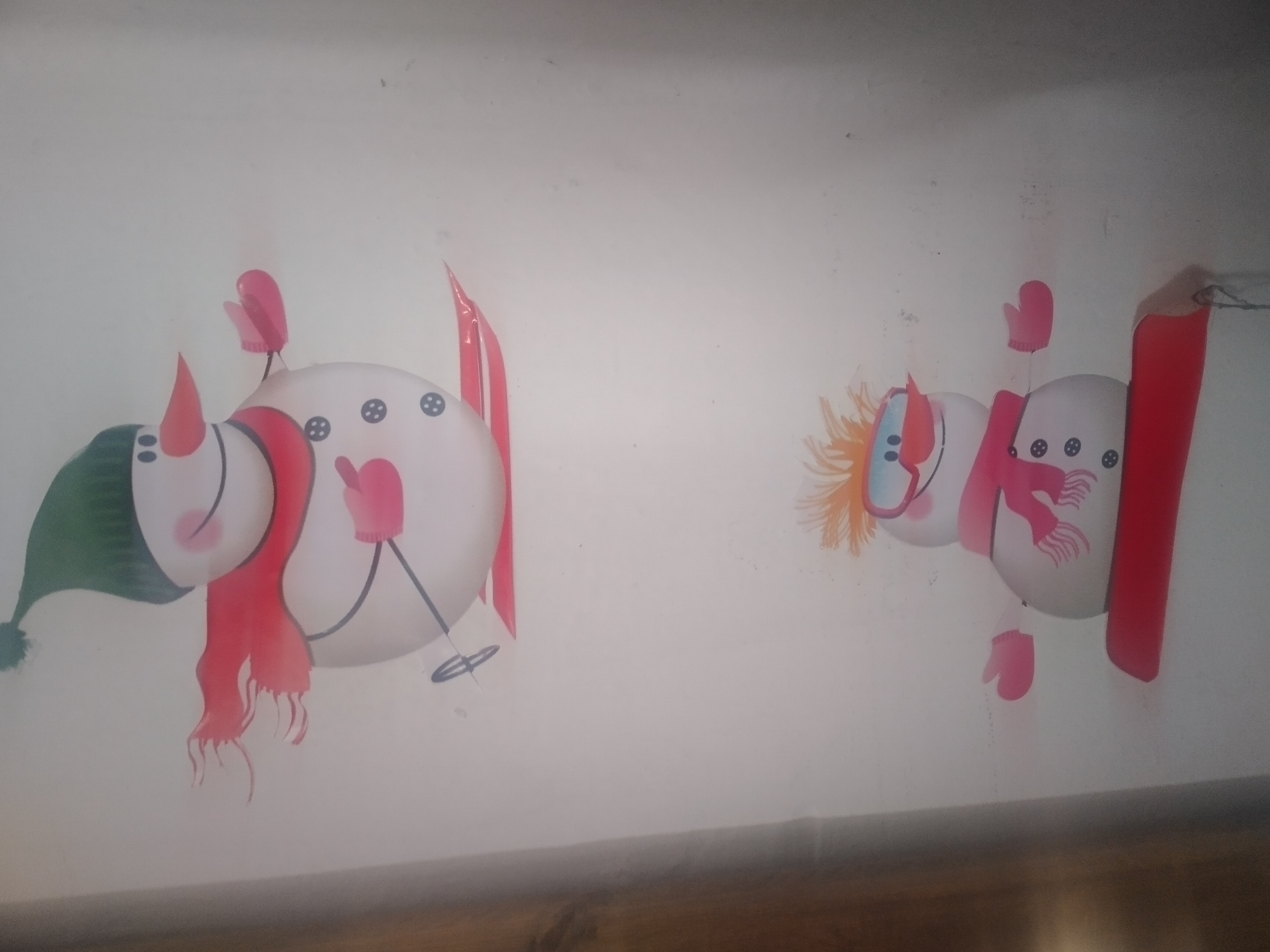 حتی استیکر روی دیوار آدم برفی بود 🤠