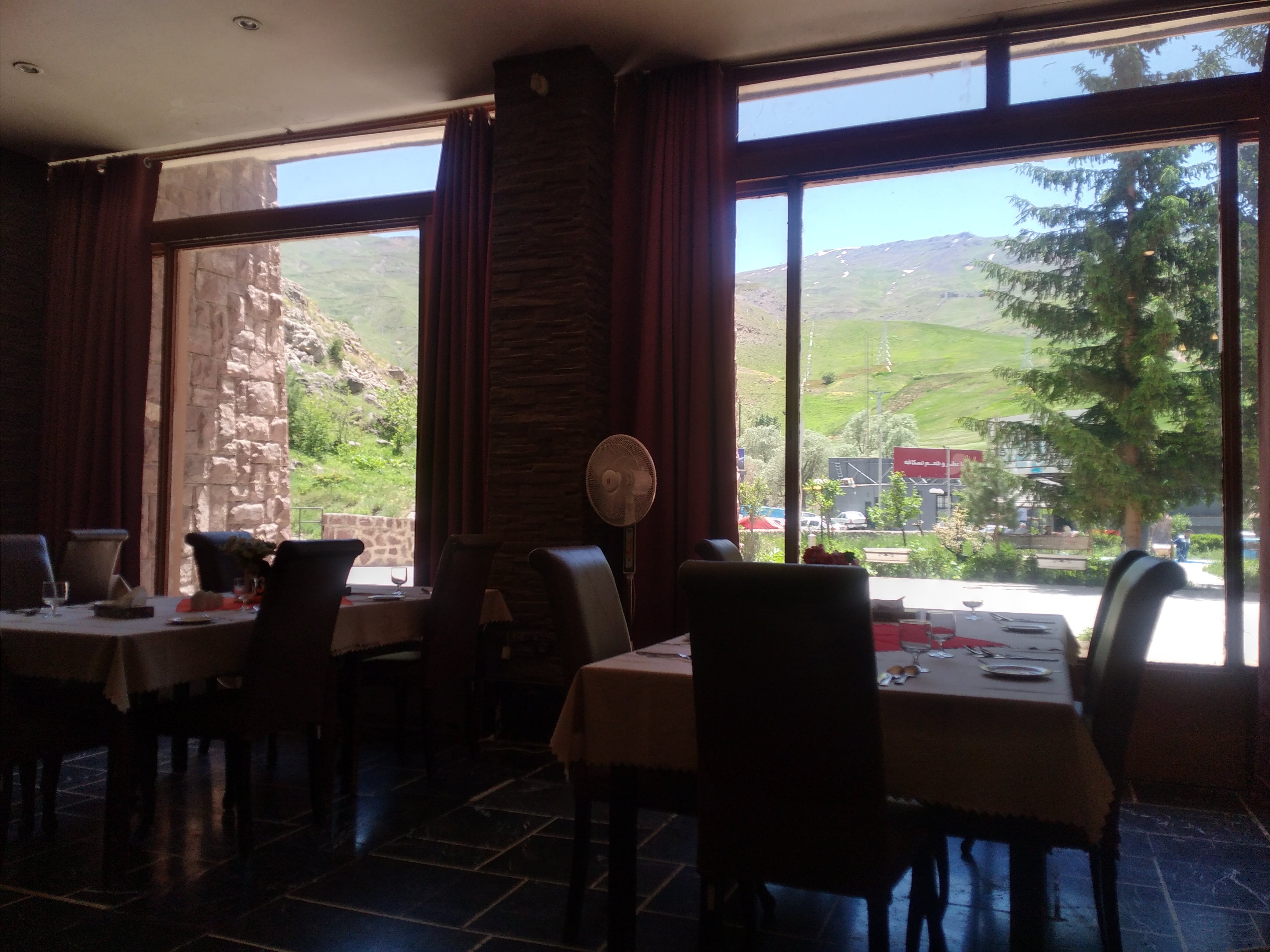 ویو رستوران هتل دیزین