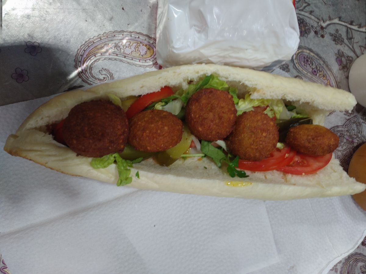 فلافل  ۳۵ تومن ، خودت پر کن هر چی میخوای ، 