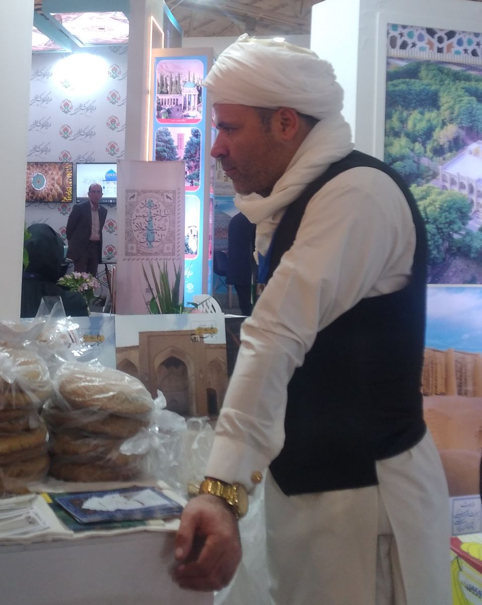 نون های این غرفه خوشمزه و اصیل ،همین طور نقل هاشون🥰