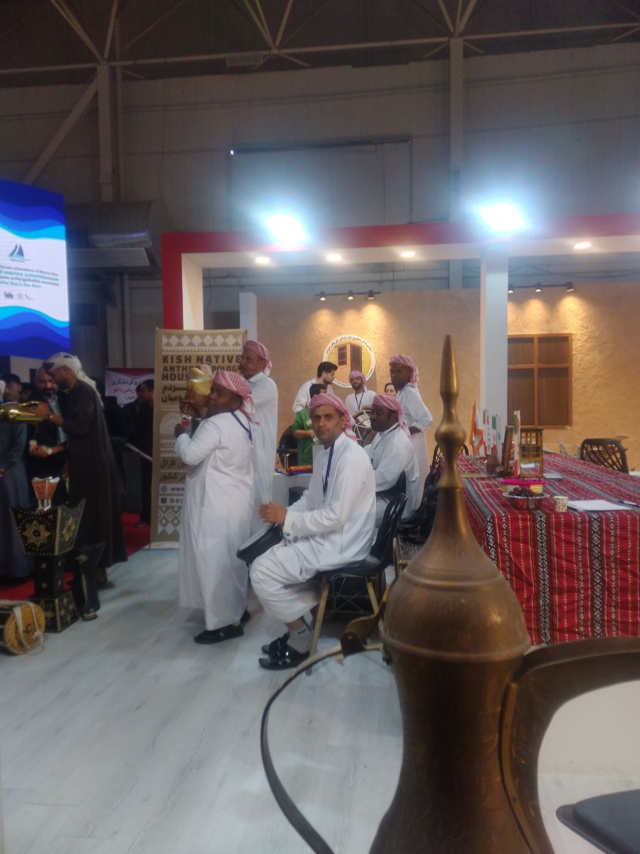 غرفه معرفی بوم گردی های قشم در حال نواختن و پذیرایی با قهوه