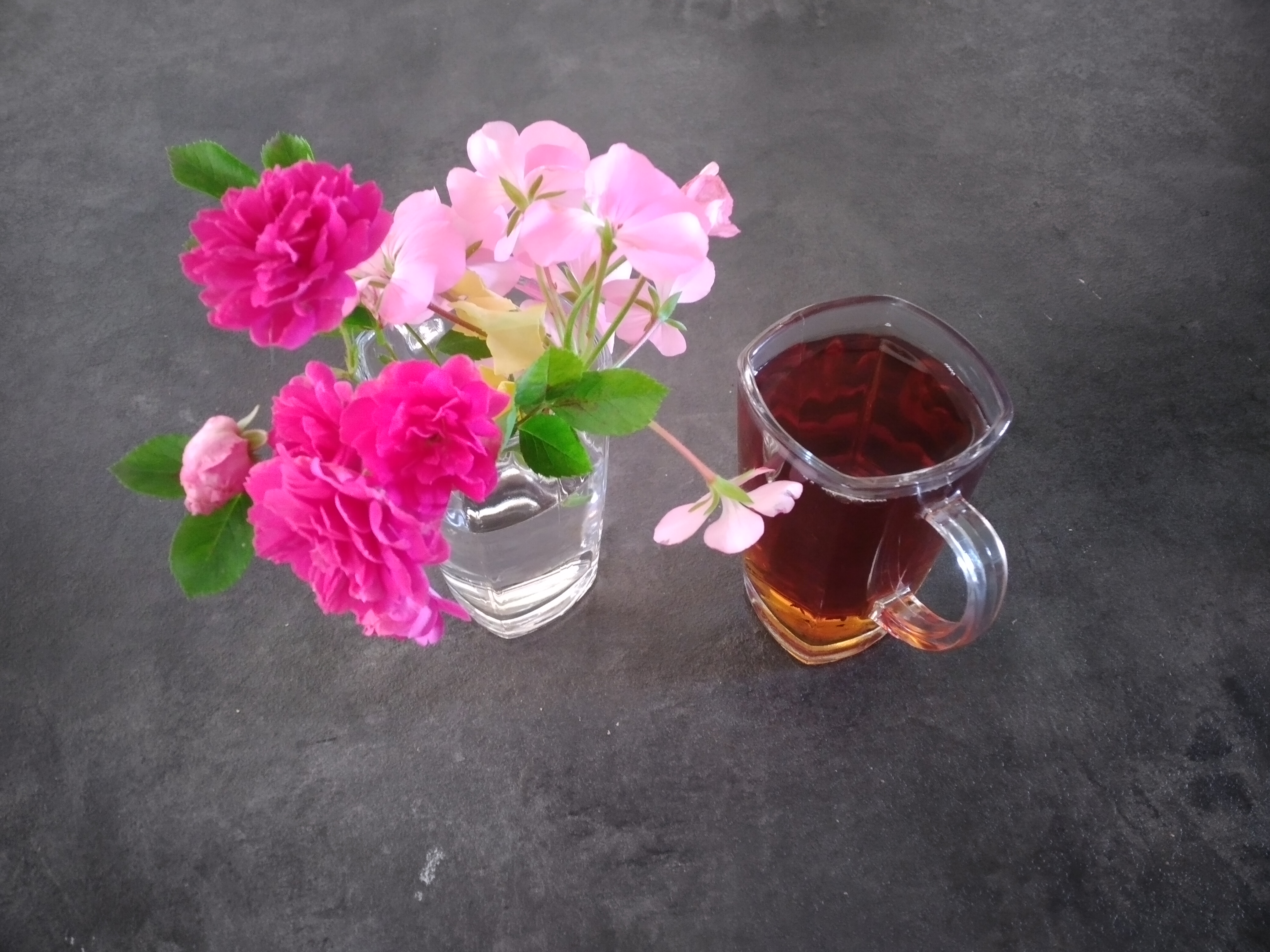 گل محمدی و نسترن که ازشون ریختم توی چای .