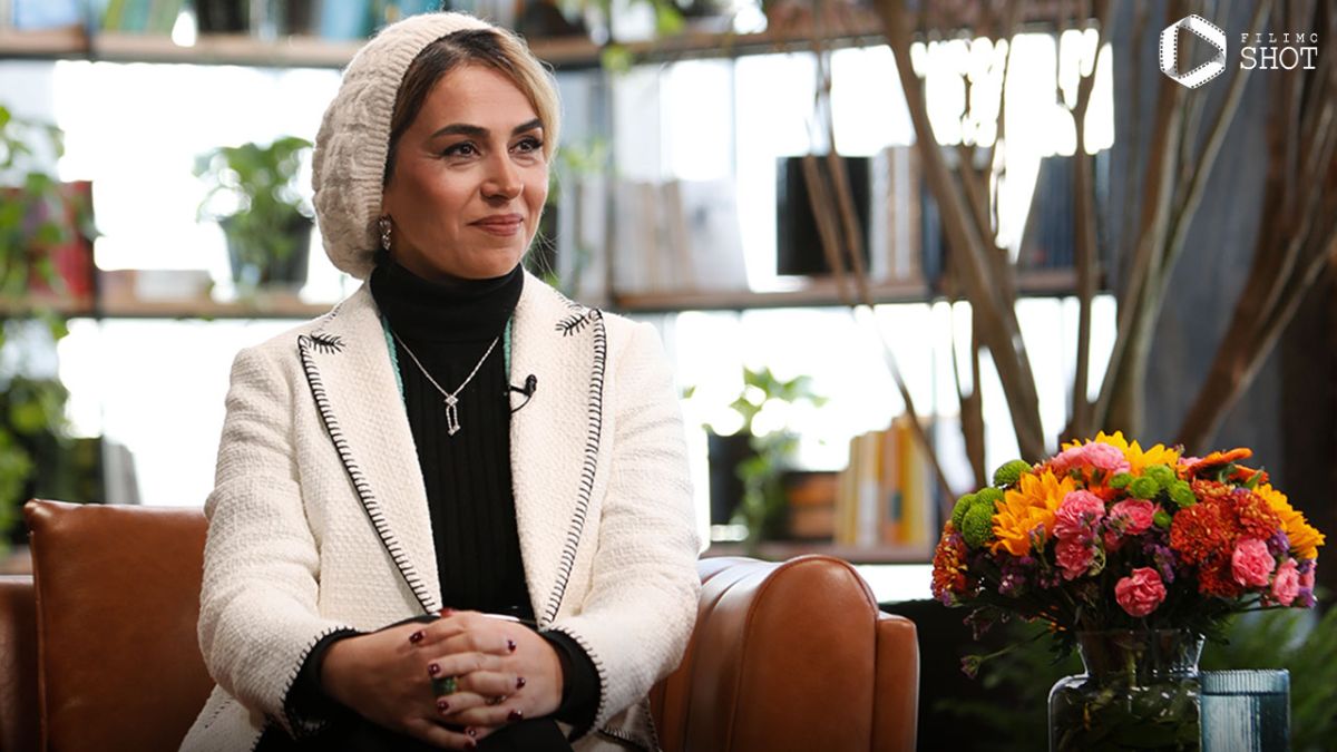 یکی از مهمانان برنامه خانم تینا پاکروان بودن و بعد از دیدن این برنامه دارم سریال ( خاتون ) رو میبینم .