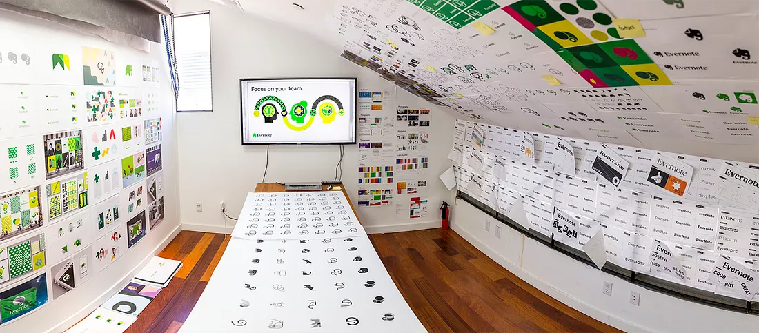 اتودهایی که برای بازنگری لوگو توسط آژانس Design Studio طراحی و پیشنهاد داده شده بود.